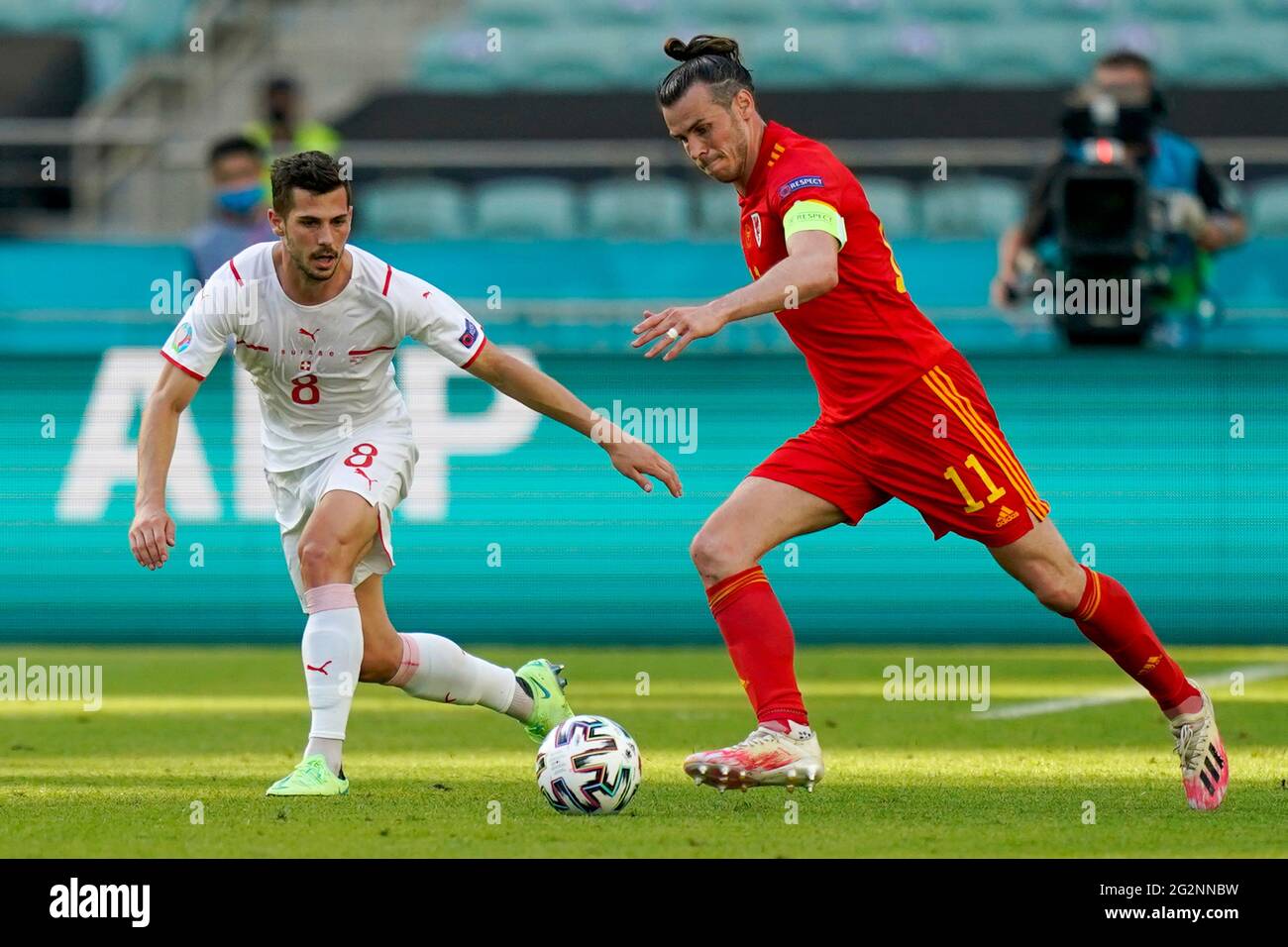 Gareth Bale von Wales gegen den Schweizer Remo Freuler während des UEFA Euro 2020 Group A-Spiels im Baku Olympic Stadium, Aserbaidschan. Bilddatum: Samstag, 12. Juni 2021. Stockfoto