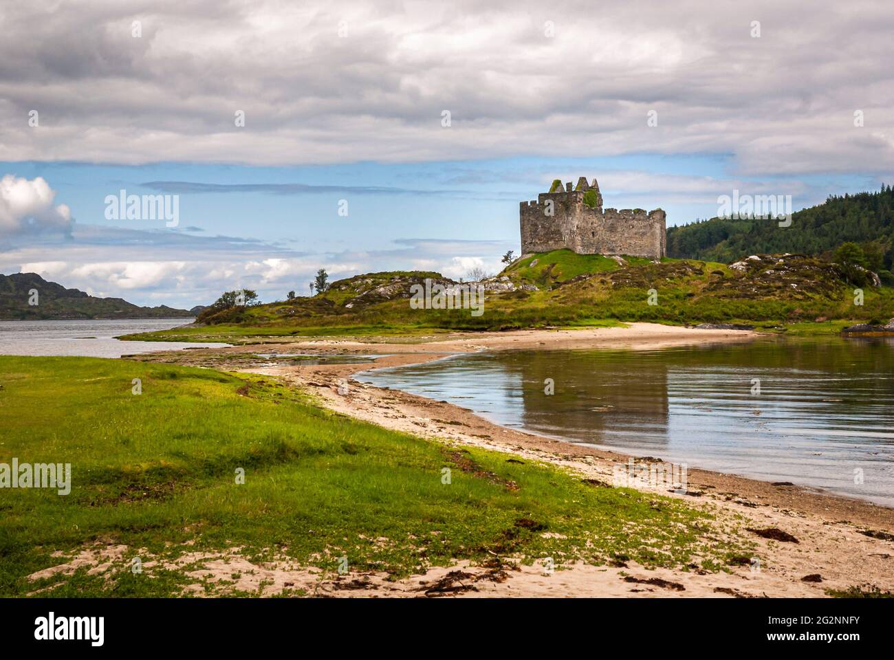 Ein Sommer-HDR-Bild von Tioram Castle, einer Festung aus dem 12. Jahrhundert von Clanranald, auf Eilean Tioram, Moidart, Schottland, aus dem Jahr 3. 06. Juni 2011 Stockfoto