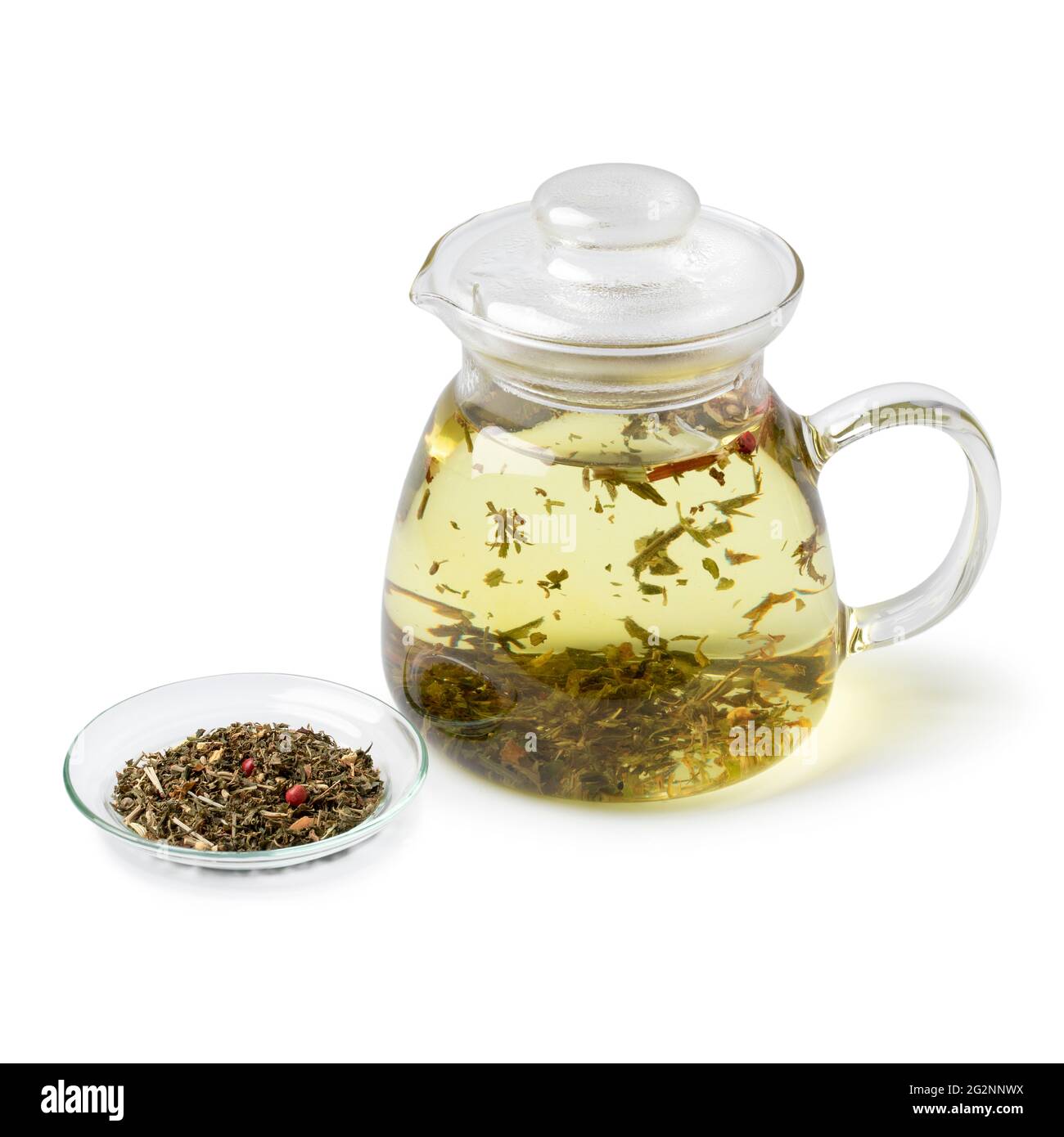 Glas Teekannen mit einer Mischung aus gesunden Kräutertee als heißes Getränk isoliert auf weißem Hintergrund Stockfoto