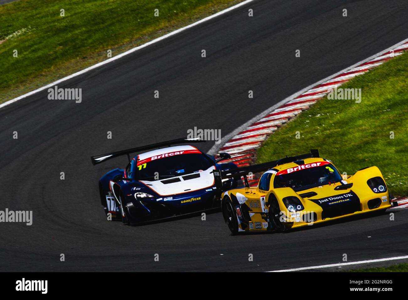 Oulton Park, Hes-Hire, Großbritannien. Juni 2021. Jonny MacGregor im MacG Racing Taranis führt Dave Scaramanga und will Powell im Motus One mit dem Moorgate McLaren GT3 während des Britcar Endurance / Praga Category Championship Round 3 am 12. Juni 2021 in Oulton Park, Cheshire, England. Foto von Jurek Biegus. Nur zur redaktionellen Verwendung, Lizenz für kommerzielle Nutzung erforderlich. Quelle: Jurek Biegus/Alamy Live News Stockfoto