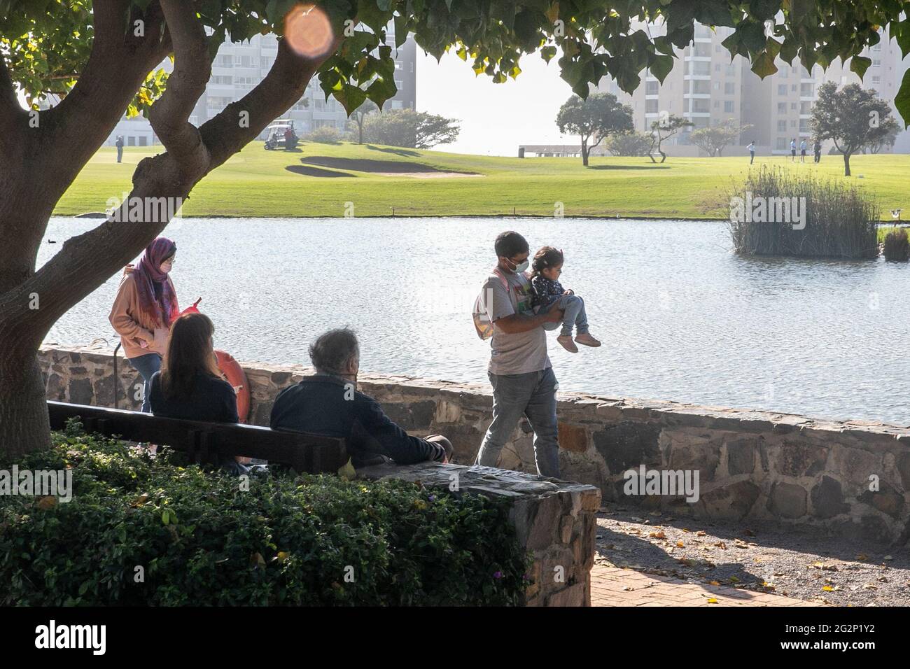 Kapstadt, Südafrika. Juni 2021. Am 12. Juni 2021 schlendern Menschen im Green Point Park in Kapstadt, Südafrika. Südafrika ist laut Statistiken am Donnerstag „technisch“ in die dritte Welle von COVID-19 eingetreten, teilte das Nationale Institut für übertragbare Krankheiten des Landes in einer Erklärung des täglichen Updates zu COVID-19 mit. Quelle: Lyu Tianran/Xinhua/Alamy Live News Stockfoto