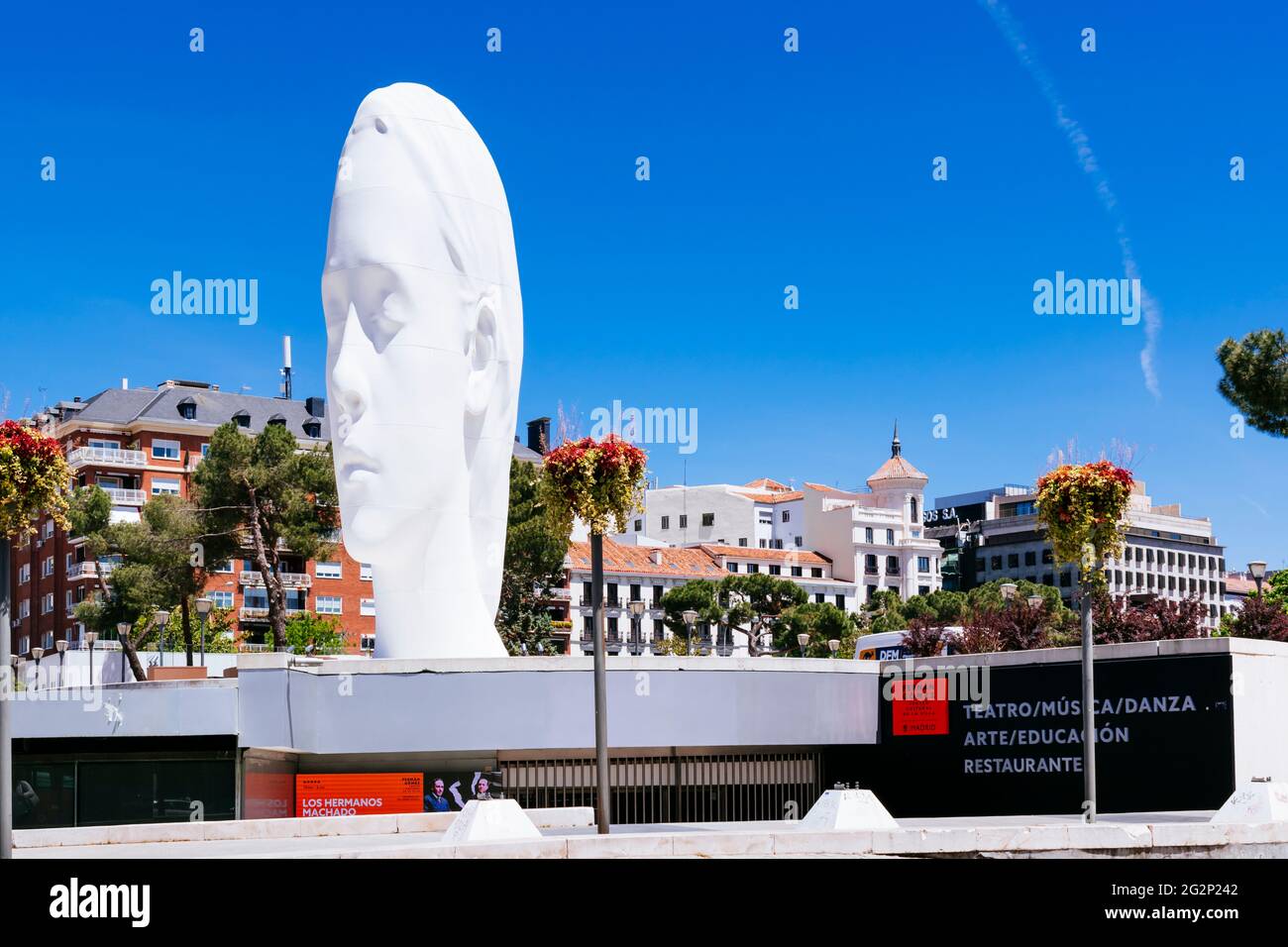 Die 12 Meter lange Skulptur von Jaume Plensa, genannt Julia, kam im Dezember 2018 auf die Plaza de Colón. Das Werk des berühmten Bildhauers, mit der Patenschaft von Stockfoto