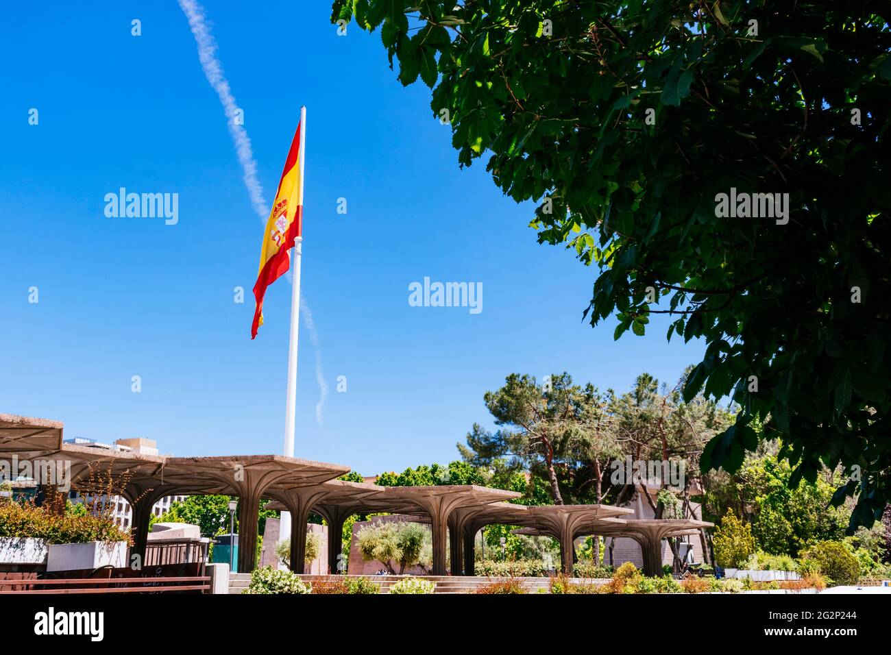 Blick auf die Plaza de Colón und die spanische Flagge auf dem Fahnenmast. Madrid, Comunidad de Madrid, Spanien, Europa Stockfoto