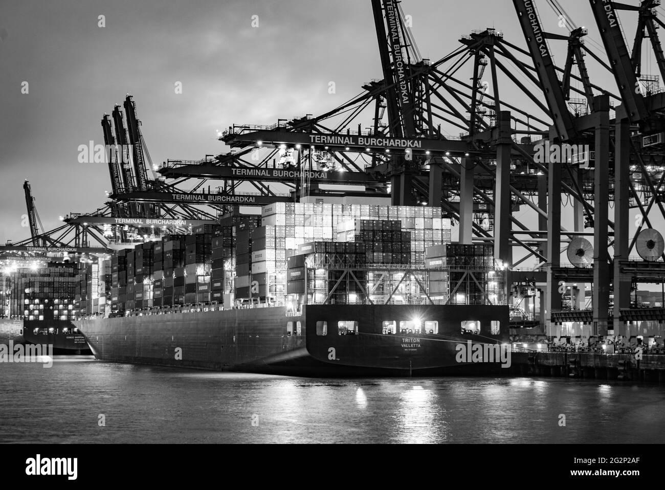 Riesige Ladekrane im Hamburger Hafen bei Nacht - STADT HAMBURG, DEUTSCHLAND - 10. MAI 2021 Stockfoto