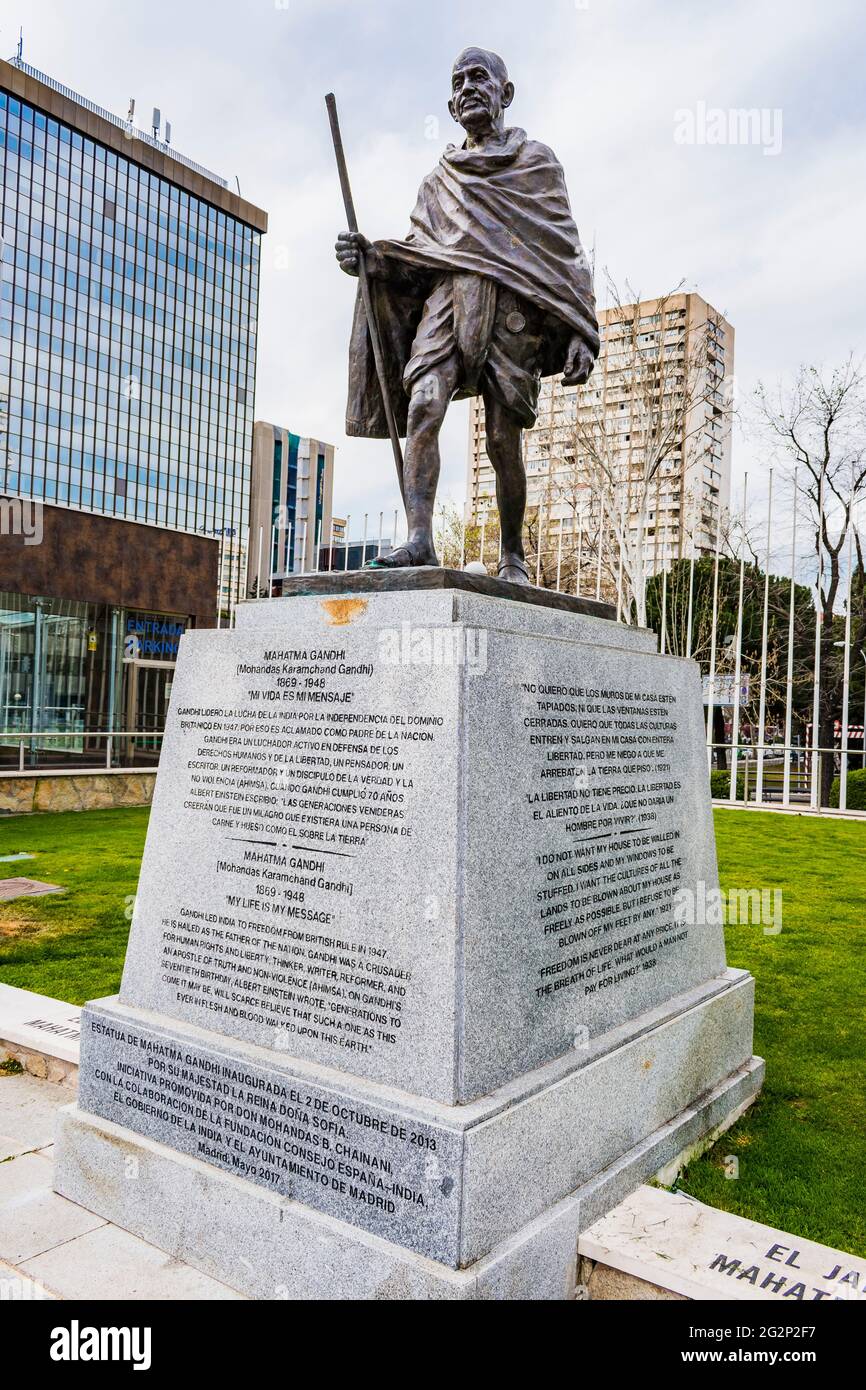 Mahatma Gandhi-Statue. Gespendet von Indien und gemacht vom Bildhauer RAM Vanji Sutar. Platz Joan Miró. Madrid, Spanien, Europa Stockfoto