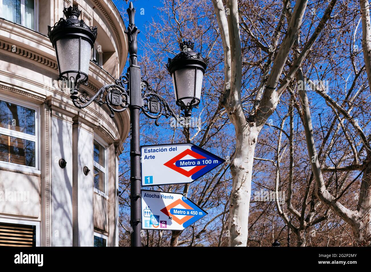 Traditionelle Straßenlaterne mit Verkehrszeichen. Atocha Street. Goldenes Dreieck der Kunst. Madrid, Comunidad de Madrid, Spanien, Europa Stockfoto