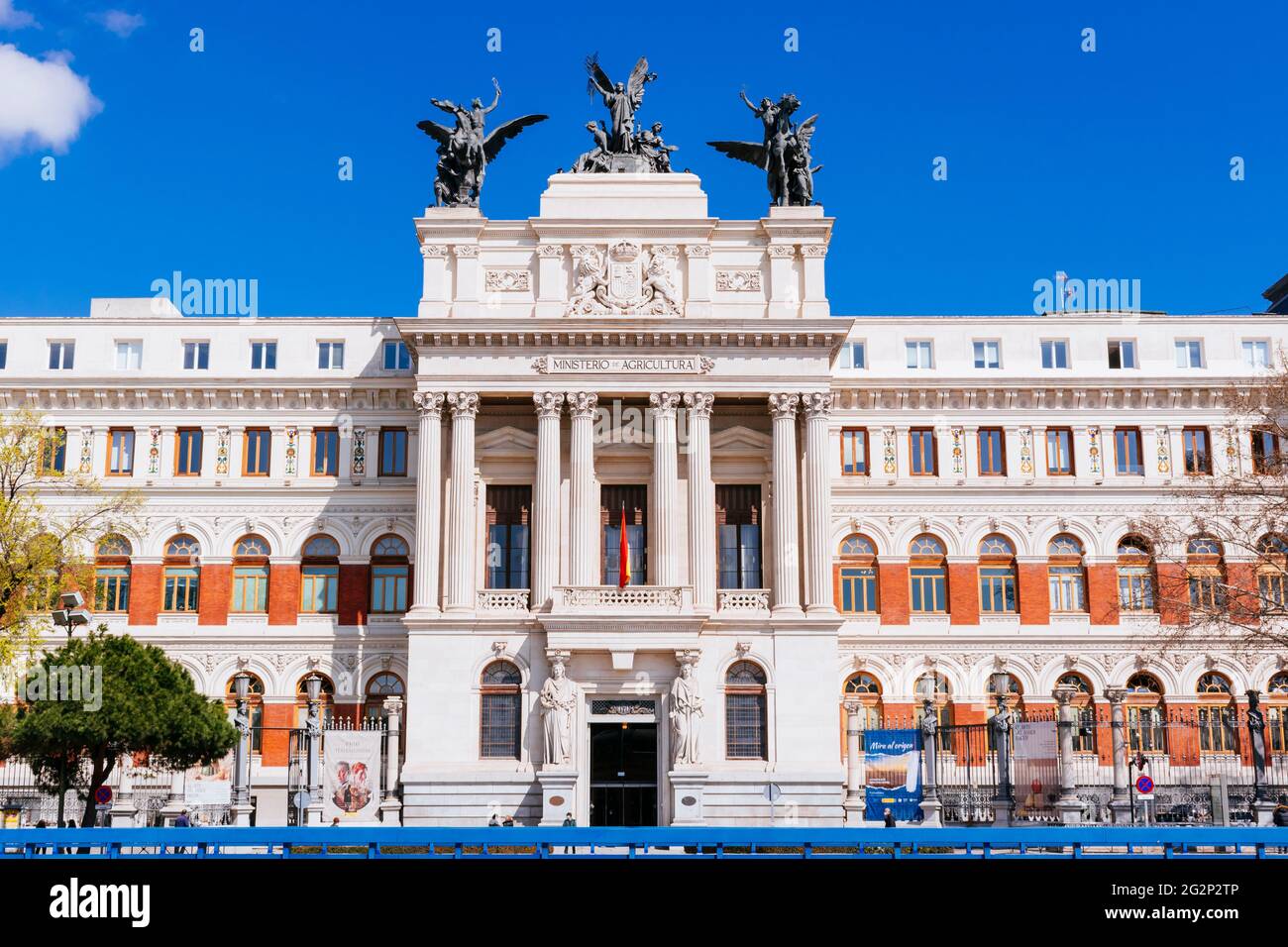 Detailfassade. Der Palast von Fomento, auch bekannt als das Ministerium für Landwirtschaft Gebäude, ist ein Bürogebäude aus dem 19. Jahrhundert in Madrid, Spanien. De Stockfoto