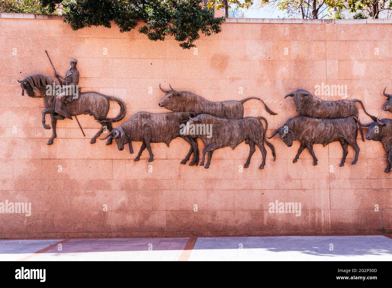 Riesiges bronzeseitiges Flachrelief, vom Barcelona-Bildhauer Luis Sanguino „El Encierro“ genannt. Die plaza de Toros de Las Ventas, einfach bekannt als Las Ventas, ist Stockfoto