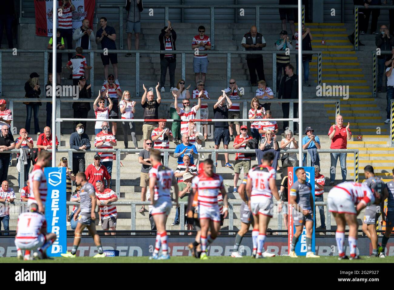 Die Leigh Centurions-Fans applaudieren am Ende des Spiels ihrem Team, nachdem sie 30-36 gegen Catalans Dragons verloren hatten Stockfoto