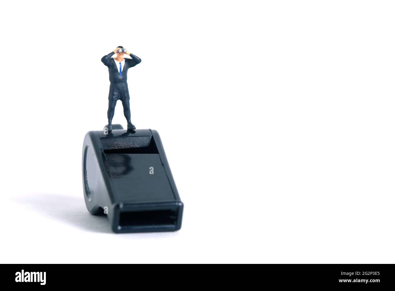 Geschäftsleute, die ein Fernglas über einer schwarzen Pfeife benutzen. Miniatur winzigen Menschen Spielzeug Fotografie. Isoliert auf weißem Hintergrund. Stockfoto