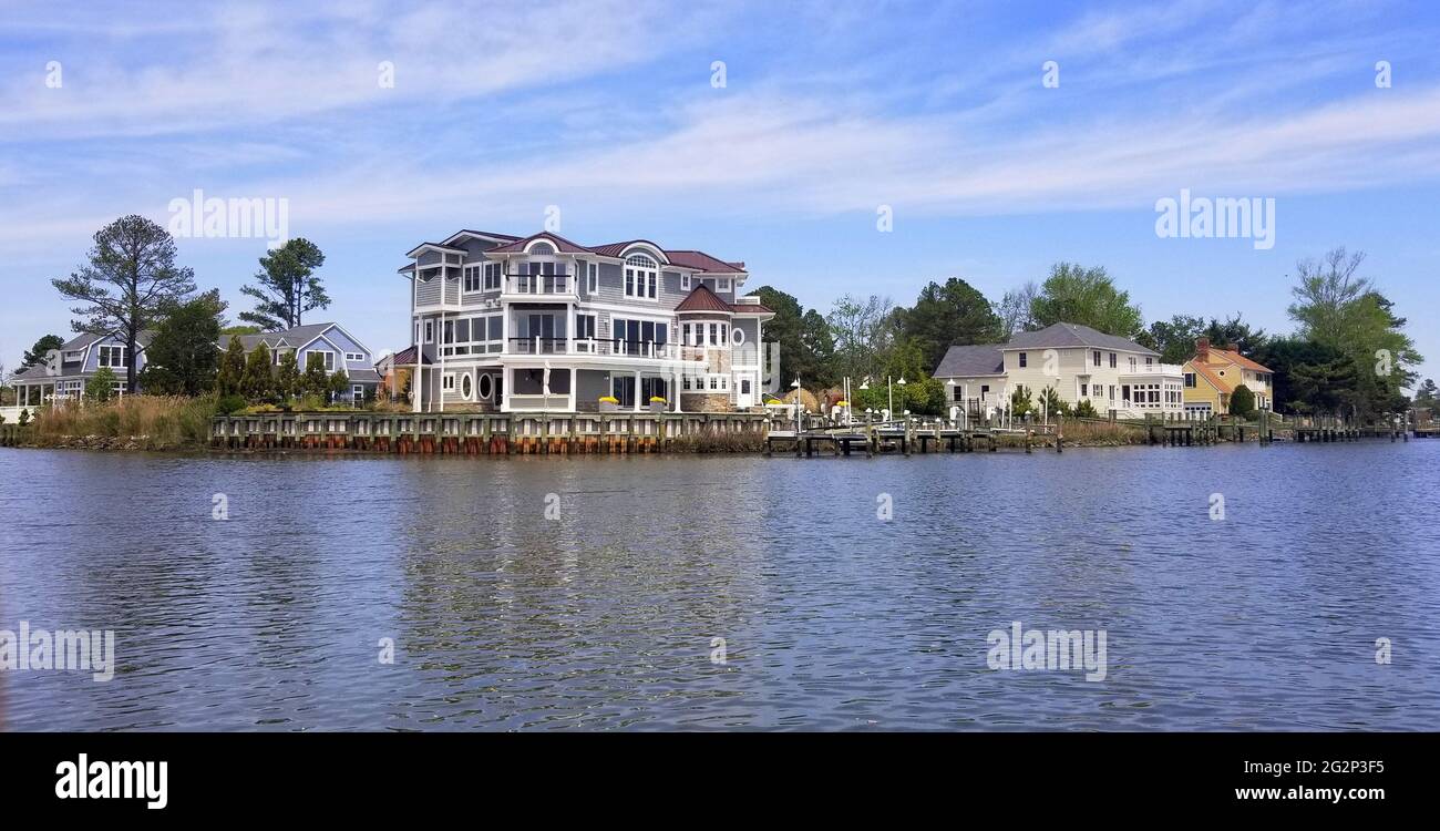 Die luxuriösen Häuser am Wasser an der Bucht in der Nähe von Rehoboth Beach, Delaware, USA Stockfoto