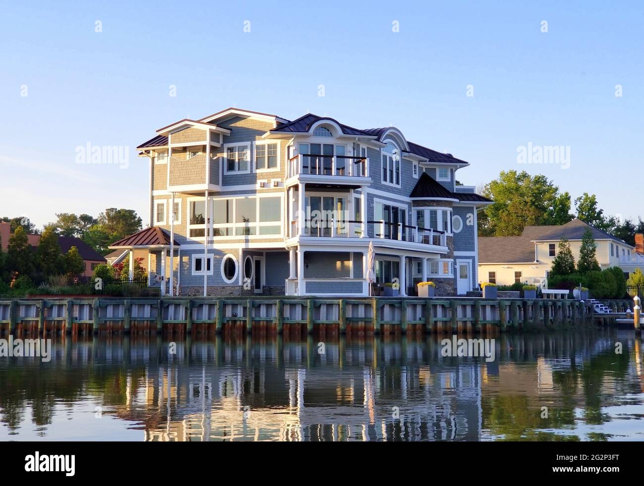 Die luxuriösen Häuser am Wasser an der Bucht in der Nähe von Rehoboth Beach, Delaware, USA Stockfoto