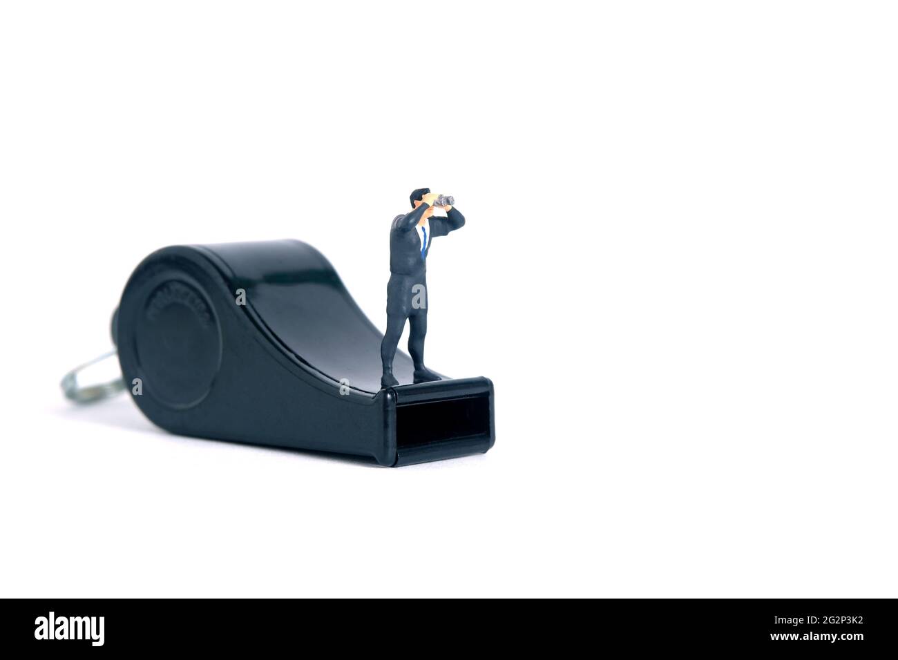 Geschäftsleute, die ein Fernglas über einer schwarzen Pfeife benutzen. Miniatur winzigen Menschen Spielzeug Fotografie. Isoliert auf weißem Hintergrund. Stockfoto