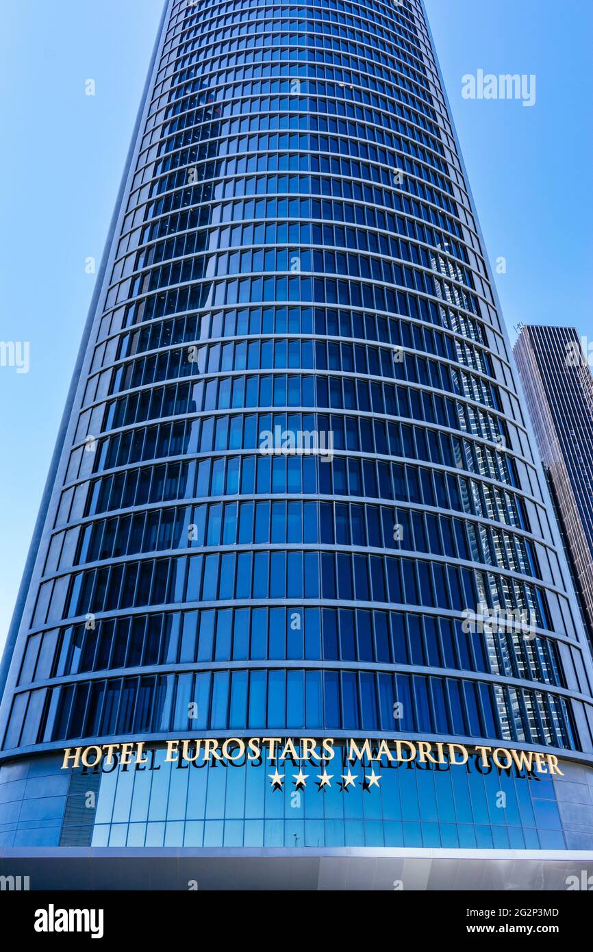 Der Torre PwC ist ein 52-stöckiges, 236 Meter hohes Hochhaus. Es beherbergt das fünf-Sterne-Hotel Eurostars Madrid Tower. Es ist der einzige Turm mit doppelter Haut fa Stockfoto