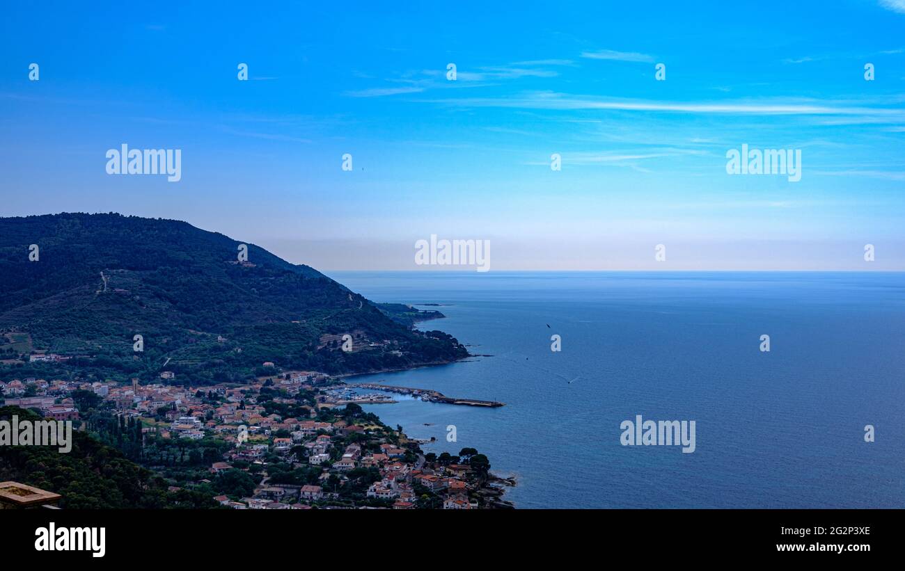 Blick auf San Marco di Castellabate, Cilento, Italien. Panorama von oben Stockfoto