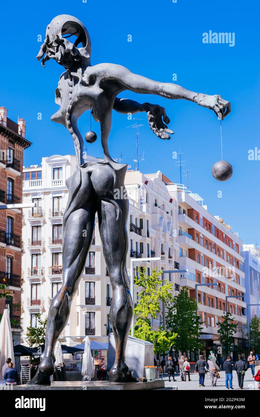 Die Statue von Isaac Newton. Das monumentale skulpturale Ensemble Dalí's Dolmen. Salvador-Dalí-Platz. Madrid, Comunidad de Madrid, Spanien, Europa Stockfoto