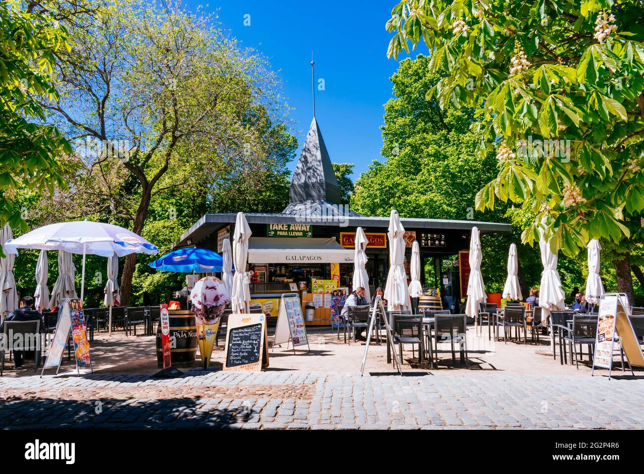 Outdoor Cafe mit Terrasse in der Nähe des Teiches. Parque del Buen Retiro, wörtlich 'Park des angenehmen Rückzugs', Retiro Park oder einfach El Retiro ist einer von t Stockfoto