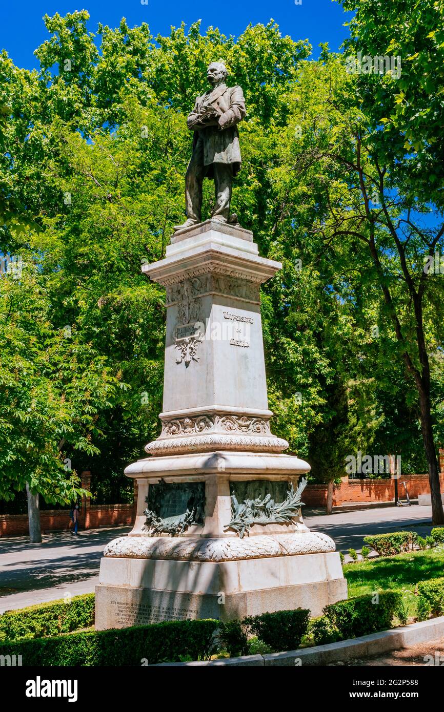 Das Denkmal von Claudio Moyano, entworfen von Agustín Querol, befindet sich in der gleichnamigen Straße, neben der Plaza del Emperador Carlos V, und besteht aus einem Gebäude Stockfoto