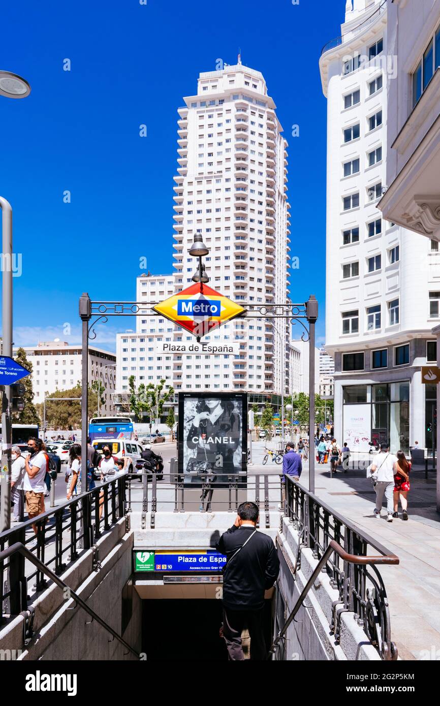 Schild an der U-Bahn-Station Metro Plaza de España. Im Hintergrund das Gebäude Torre de Madrid. Madrid, Comunidad de Madrid, Spanien, Europa Stockfoto