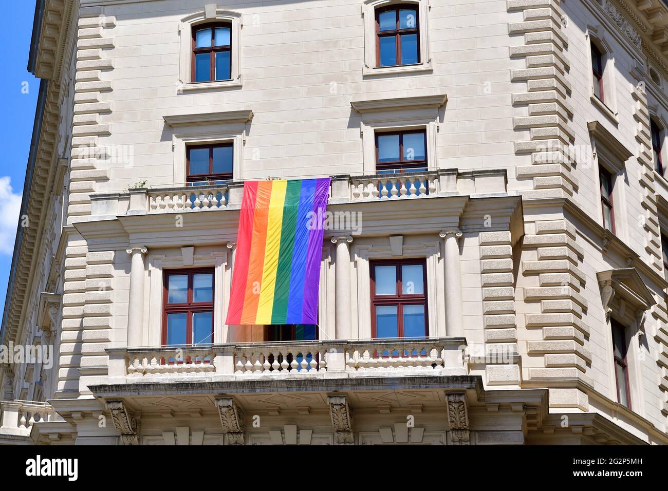 Wien, Österreich. Vienna Pride Monat 2021. Die Regenbogenfahne an einer Hausmauer im ersten Wiener Bezirk Stockfoto