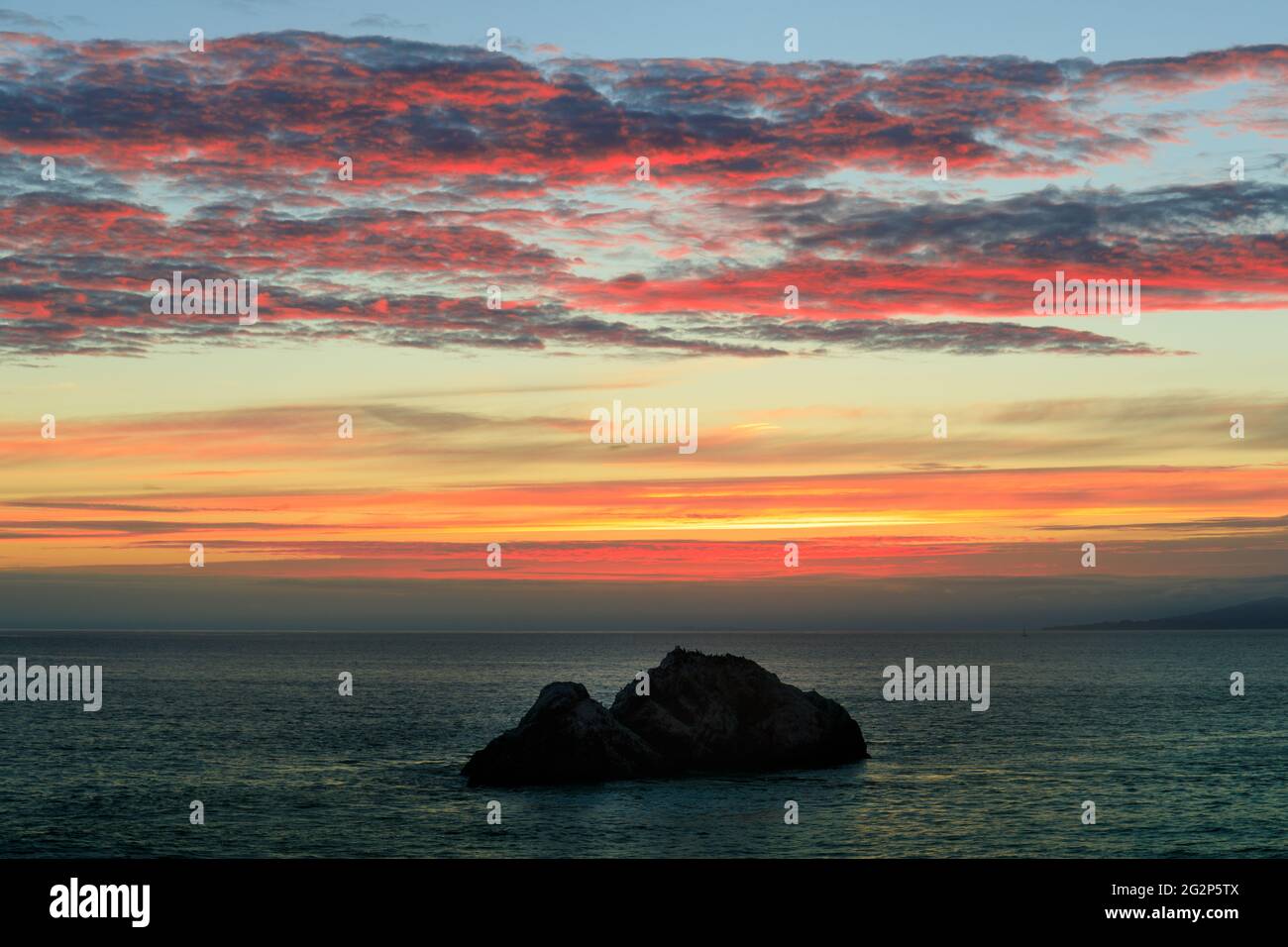 Der Himmel über den Seal Rock Islands über dem Cliff House ist vibrierend Stockfoto