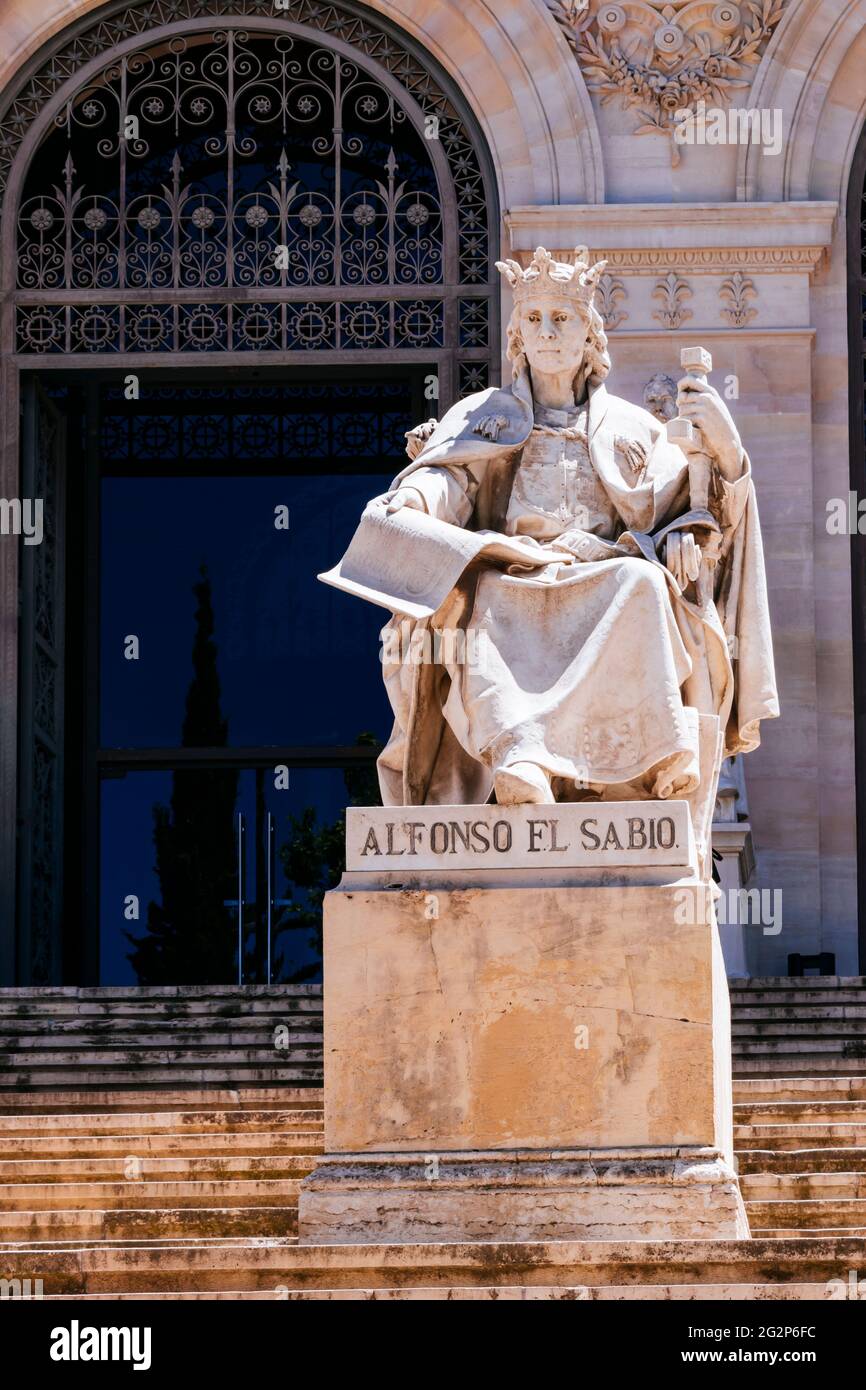 Statue von Alfonso X dem Weisen auf den Eingangststufen von José Alcoverro. Alfonso X, auch als der Weise bekannt, war der König von Kastilien, León und Galizien. Bu Stockfoto
