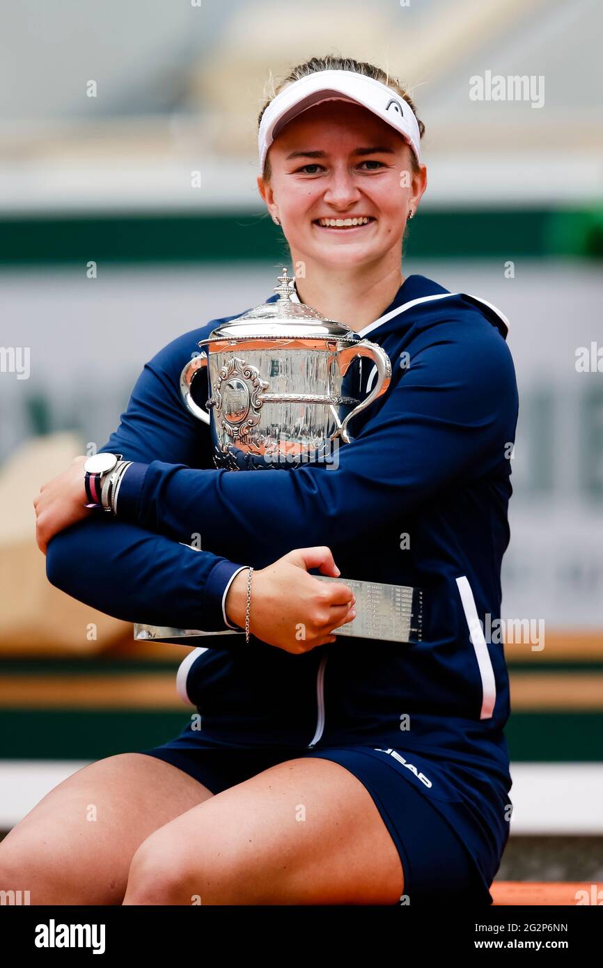 Paris, Frankreich. Juni 2021. Barbora Krejcikova aus Tschechien hält die Trophäe beim French Open Grand Slam Tennisturnier 2021 in Roland Garros, Paris, Frankreich. Frank Molter/Alamy Live Nachrichten Stockfoto