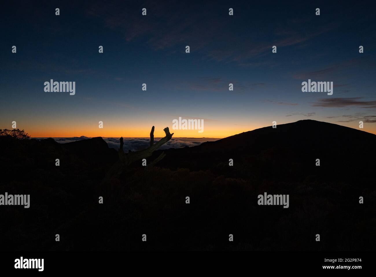 Unglaublicher Sonnenaufgang auf der paradiesischen Insel Stockfoto