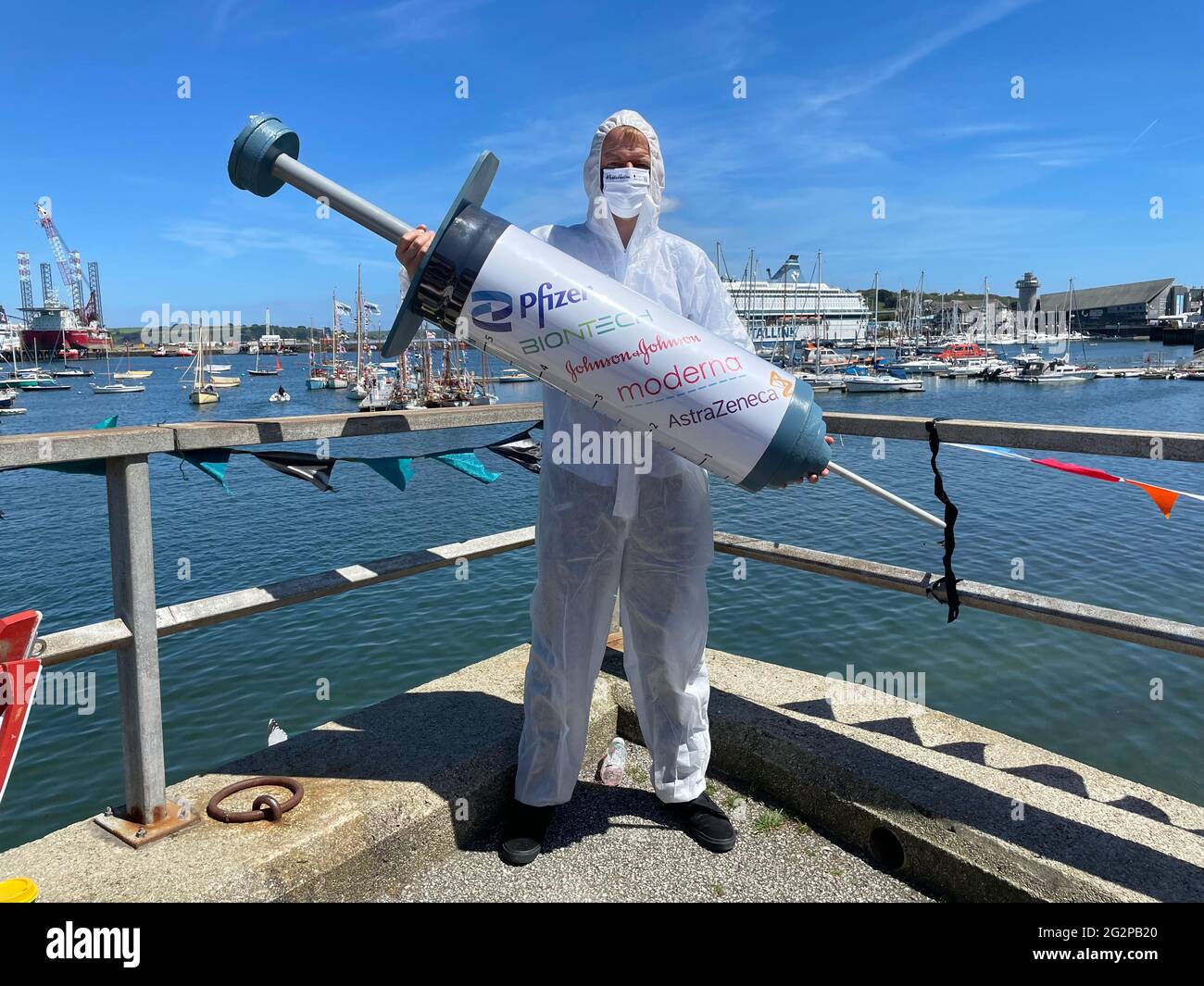 Nick Dearden, Direktor von Global Justice Now, mit einem Scheinimpfstoff auf den Protest der Gruppe in Falmouth während des G7-Gipfels in Cornwall. Bilddatum: Samstag, 12. Juni 2021. Stockfoto