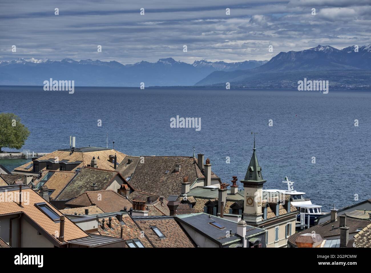 Blick auf die Altstadt und die Uferpromenade von Nyon, Kanton Waadt in der Schweiz Stockfoto