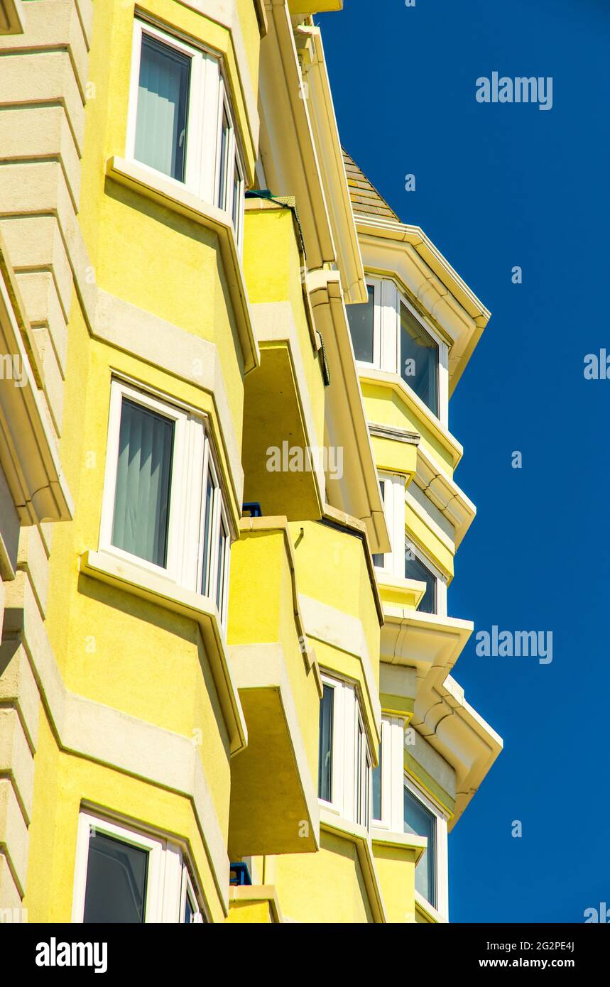 Gelbes Gebäude vor tiefblauem Sommerhimmel Stockfoto