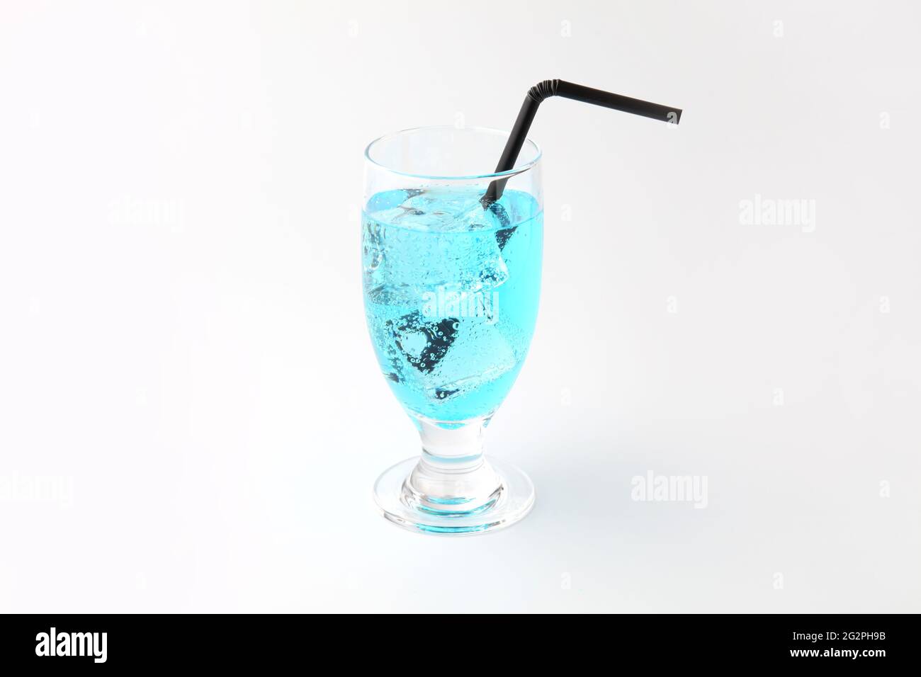 Glas kalten Apfelwein blauen Soda Getränk isoliert auf weißem Hintergrund Stockfoto