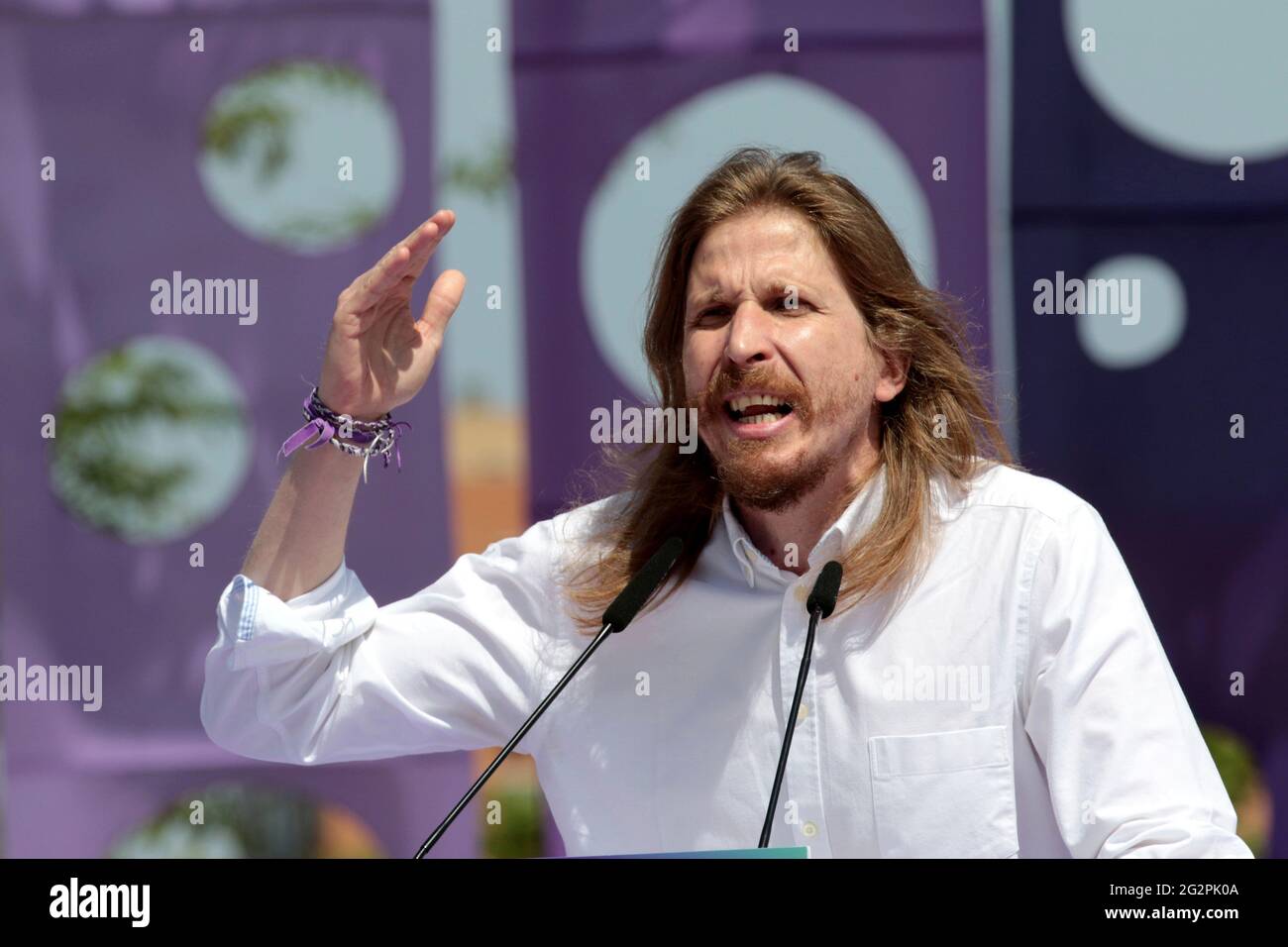 Madrid, Spanien; 12.06.2021.- Pablo Fernández Santos, Rechtsanwalt in den Cortes of Castilla y León für Podemos. Die IV. Generalversammlung von Podemos beginnt, eine politische Partei, die aus der 15-Millionen-Versammlungs-Sozialbewegung geboren wurde. Nach dem Rücktritt ihres Führers Pablo Iglesias, als er durch seine Teilnahme an den Wahlen in Madrid die Macht verlor, Und seine Errungenschaft, eine Regierungskoalition mit der spanischen Sozialistischen Arbeiterpartei (PSOE) zu bilden, wählt diese Versammlung eine neue Richtung und die mögliche Option liegt beim Minister für soziale Rechte Ione Belarra, der vom ehemaligen Führer Iglesias mit der Opposition von f ernannt wurde Stockfoto