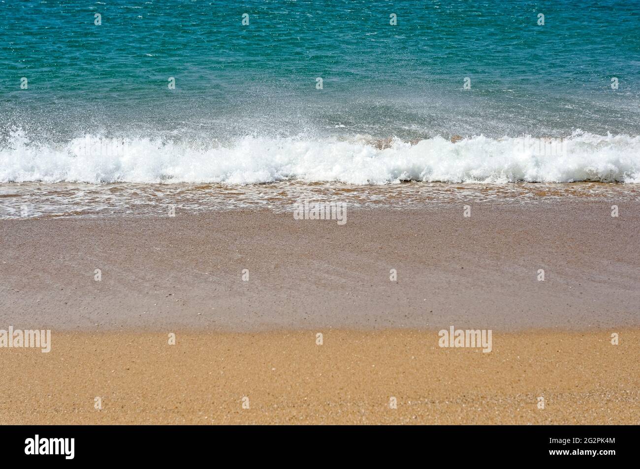 Wellen an einem Strand von South Devon Stockfoto