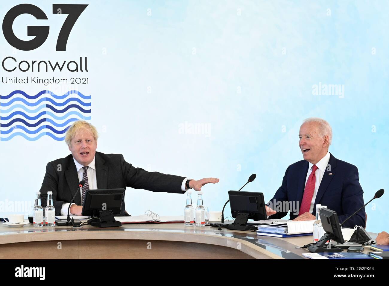 Premierminister Boris Johnson (links) neben US-Präsident Joe Biden in Carbis Bay während des G7-Gipfels in Cornwall. Bilddatum: Samstag, 12. Juni 2021. Stockfoto