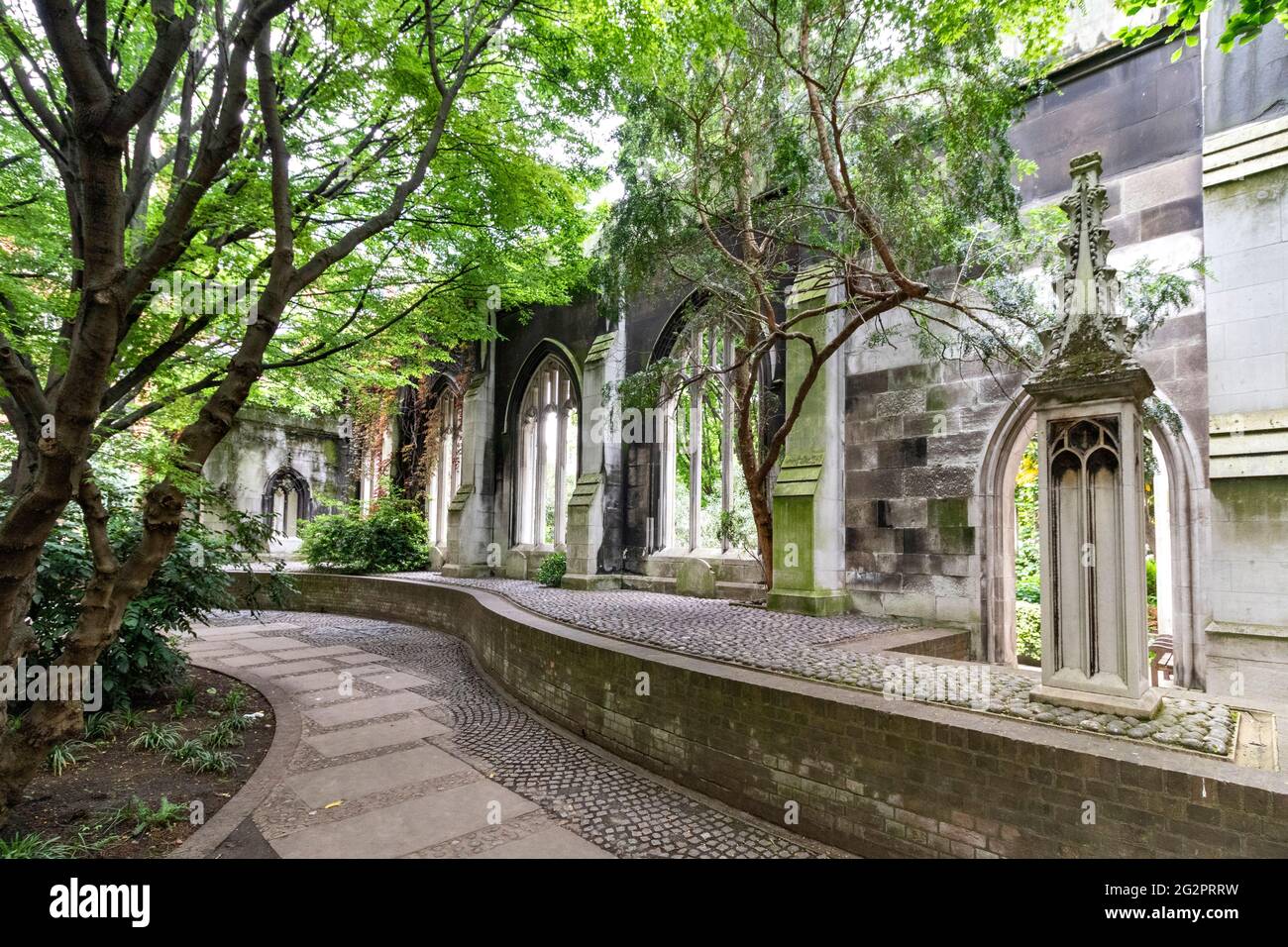 LONDON ENGLAND CHURCH ST DUNSTAN IM OSTEN DER GARTENSTEG UND DIE WAND MIT FENSTERN Stockfoto