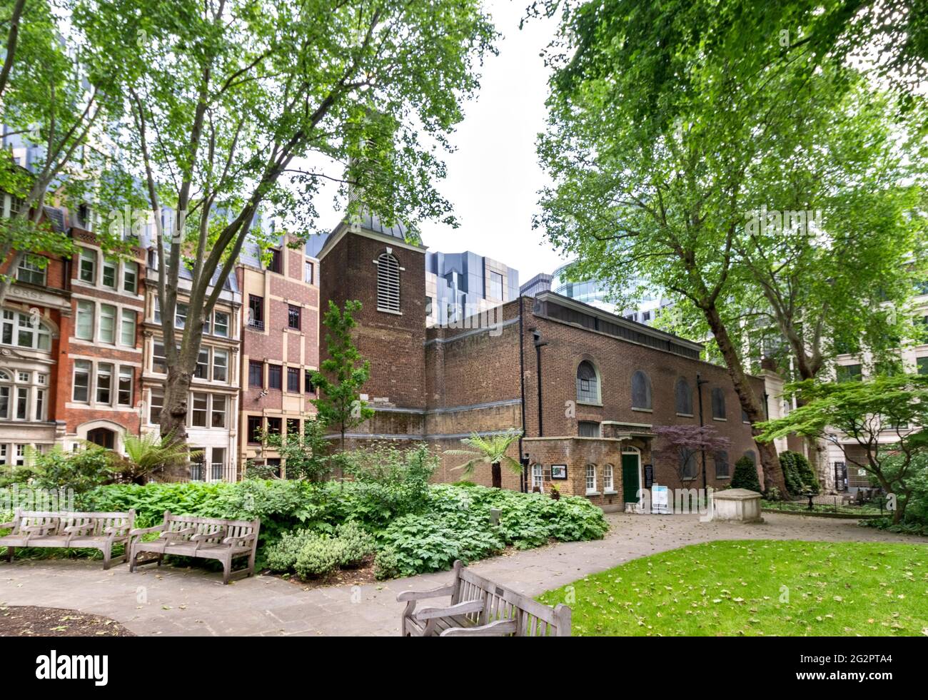 LONDON ENGLAND POSTMAN'S PARK ST. BOTOLPH'S ALDERSGATE CHURCH UND KIRCHHOF GARDEN Stockfoto