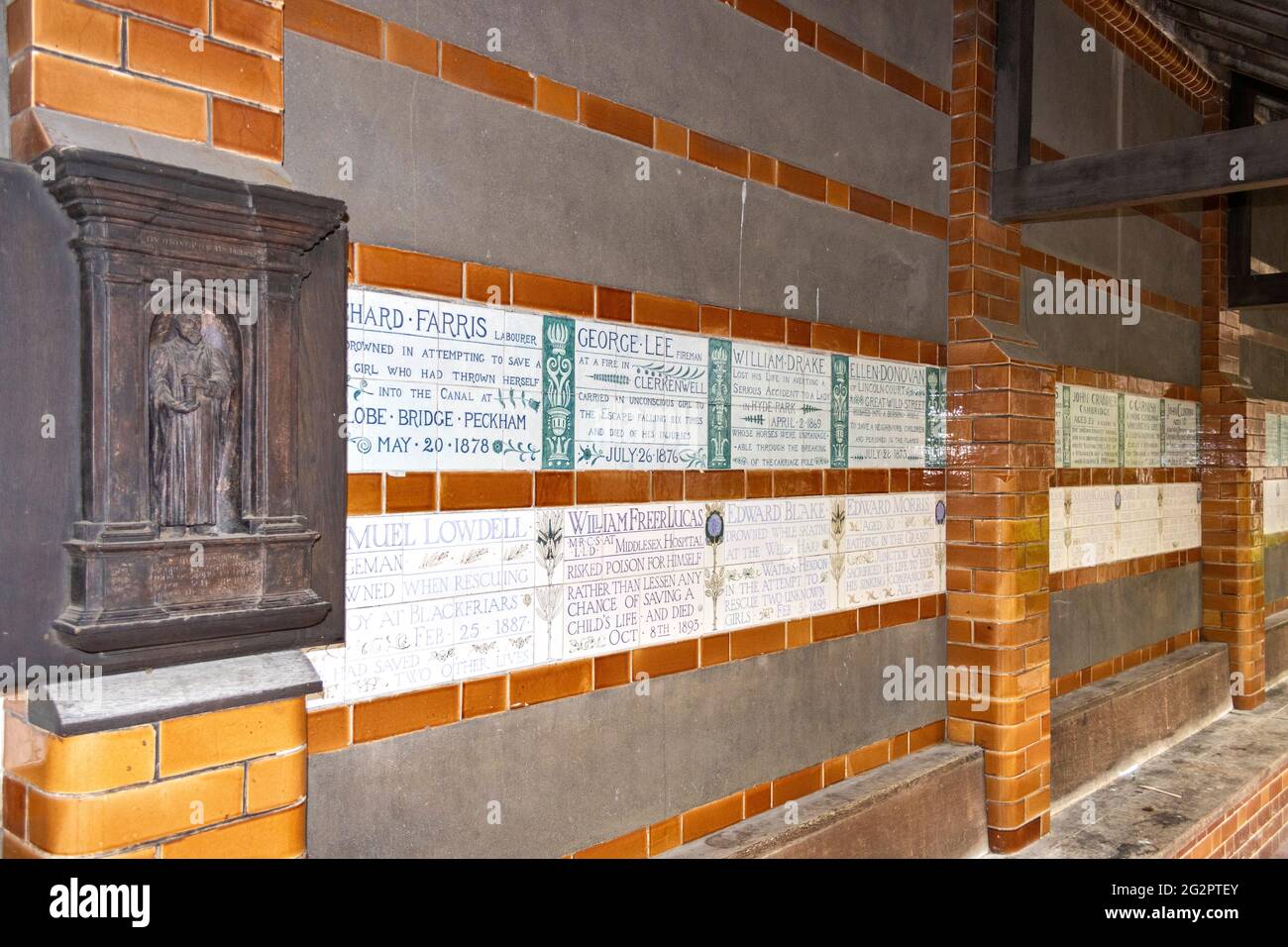 LONDON ENGLAND POSTMAN'S PARK MEMORIAL FÜR HELDENHAFTE SELBSTAUFOPFERUNG BEIM BAU VON INNEREN REIHEN VON FLIESEN VON WILLIAM DE MORGAN UND WREN'S MEMORIAL FÜR GEORGE WA Stockfoto
