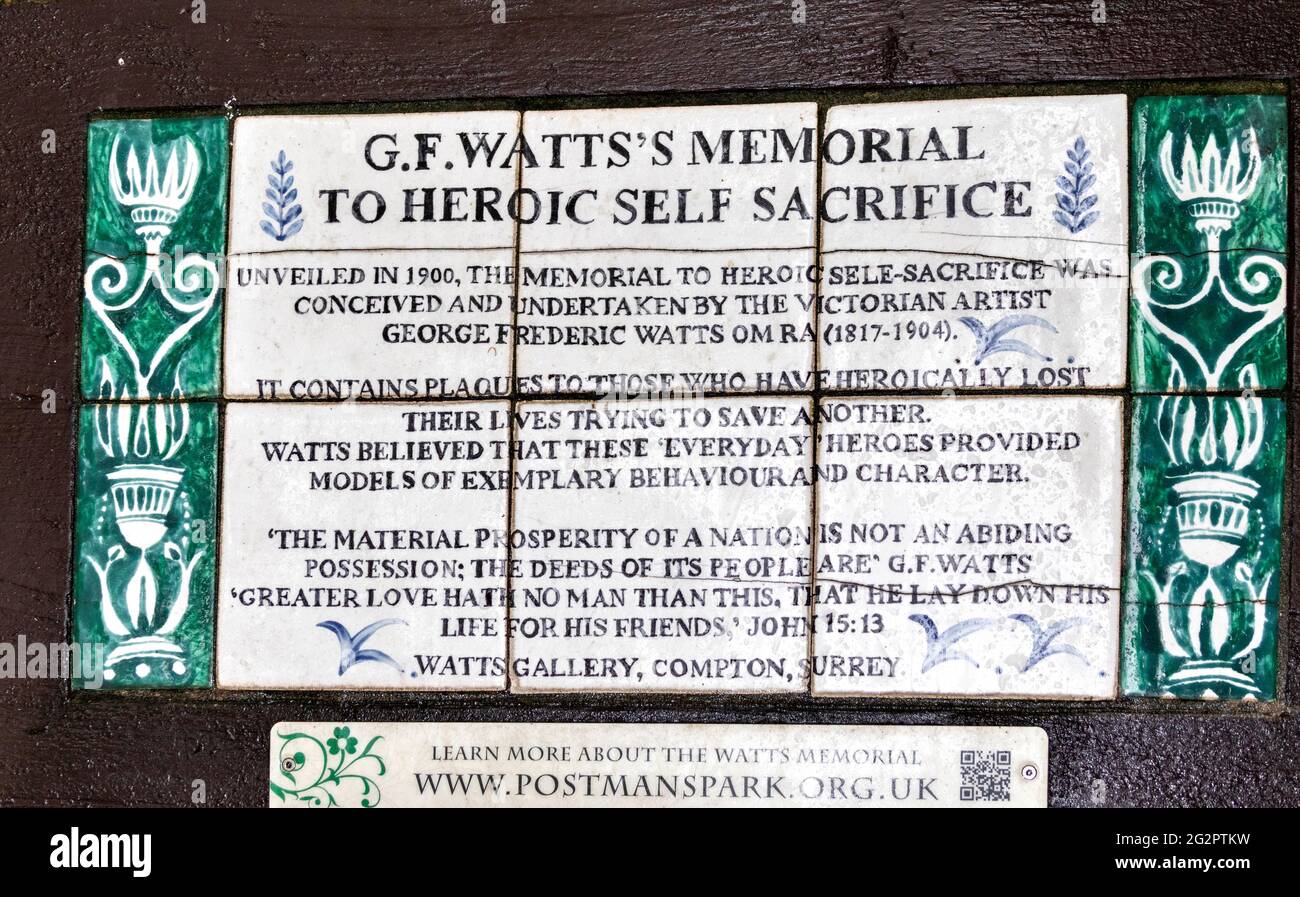 LONDON ENGLAND POSTMAN'S PARK MEMORIAL ZUR HEROISCHEN SELBSTAUFOPFERUNG VON INFORMATIONSTITELN IN ERINNERUNG AN GEORGE WATTS Stockfoto