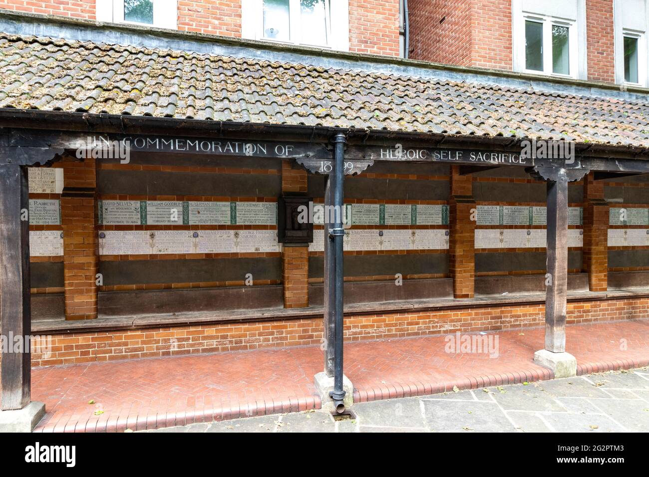 LONDON ENGLAND POSTMAN'S PARK MEMORIAL ZUM HELDENHAFTEN SELBSTAUFOPFERUNGSINNEREN MIT REIHEN VON WILLIAM DE MORGAN UND ROYAL DOULTON FLIESEN Stockfoto