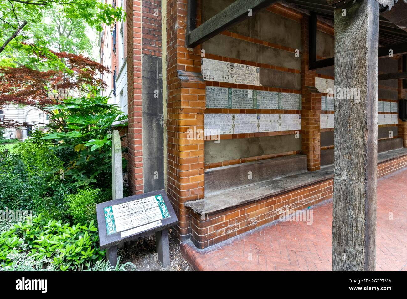 LONDON ENGLAND POSTMAN'S PARK MEMORIAL ZUM HELDENHAFTEN SELBSTAUFOPFERUNGSINNEREN MIT REIHEN VON WILLIAM DE MORGAN UND ROYAL DOULTON EINZIGARTIGEN FLIESEN Stockfoto