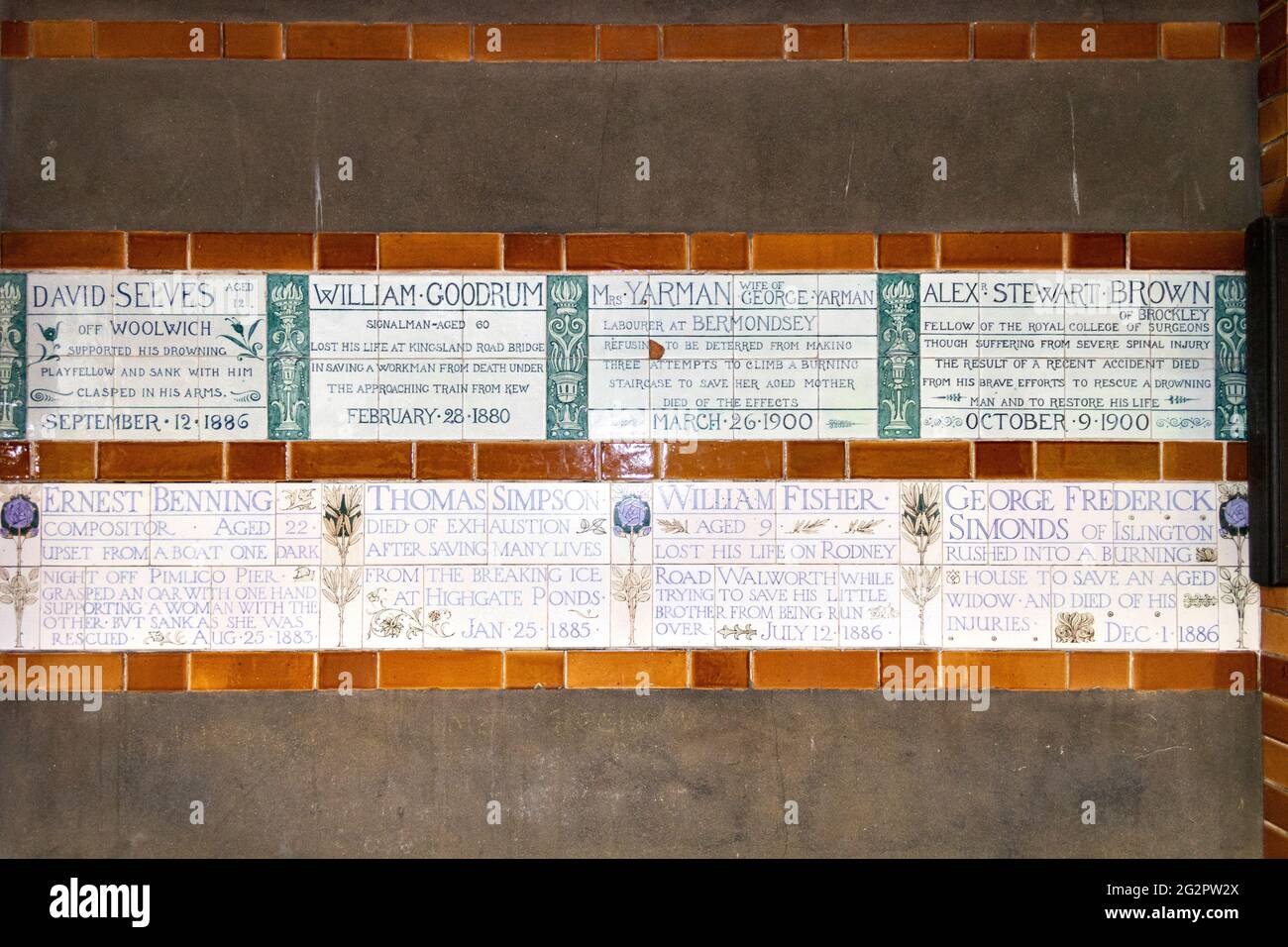 LONDON ENGLAND POSTMAN'S PARK MEMORIAL ZUM HELDENHAFTEN SELBSTOPFERN VON ZWEI REIHEN VON STEINEN 1880 1883 1885 1886 UND 1900 Stockfoto