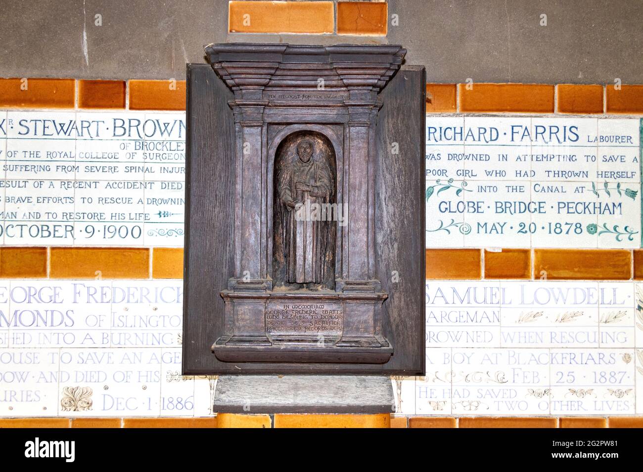 LONDON ENGLAND POSTMAN'S PARK MEMORIAL ZUM HELDENHAFTEN SELBSTOPFERN VON ZWEI REIHEN KACHELN UND WREN'S MEMORIAL FÜR GEORGE WATTS Stockfoto