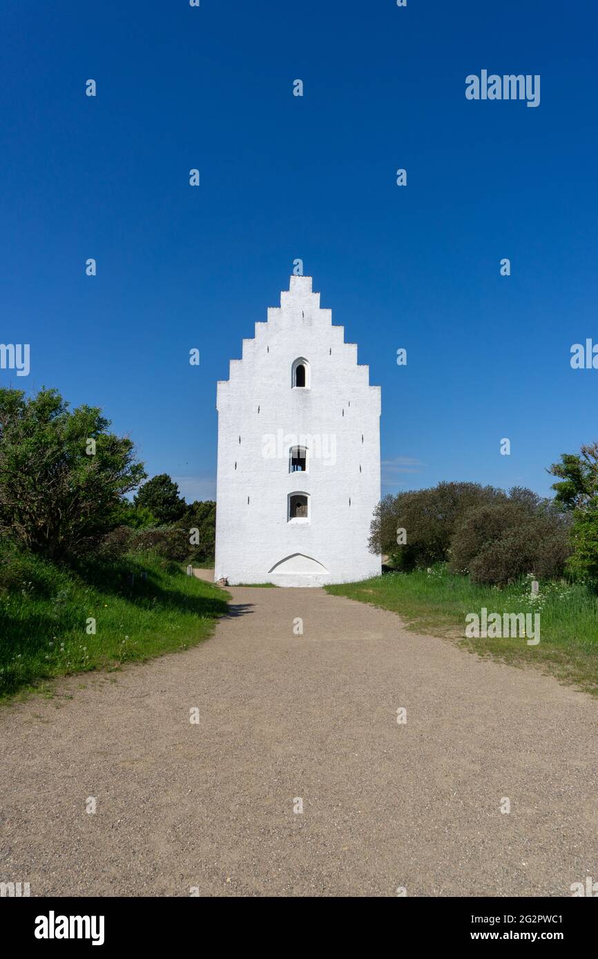 Ein Blick auf die Kirche der Tilsandede Kirke bei Skagen, die in den Sanddünen und der Vegetation vergraben ist Stockfoto