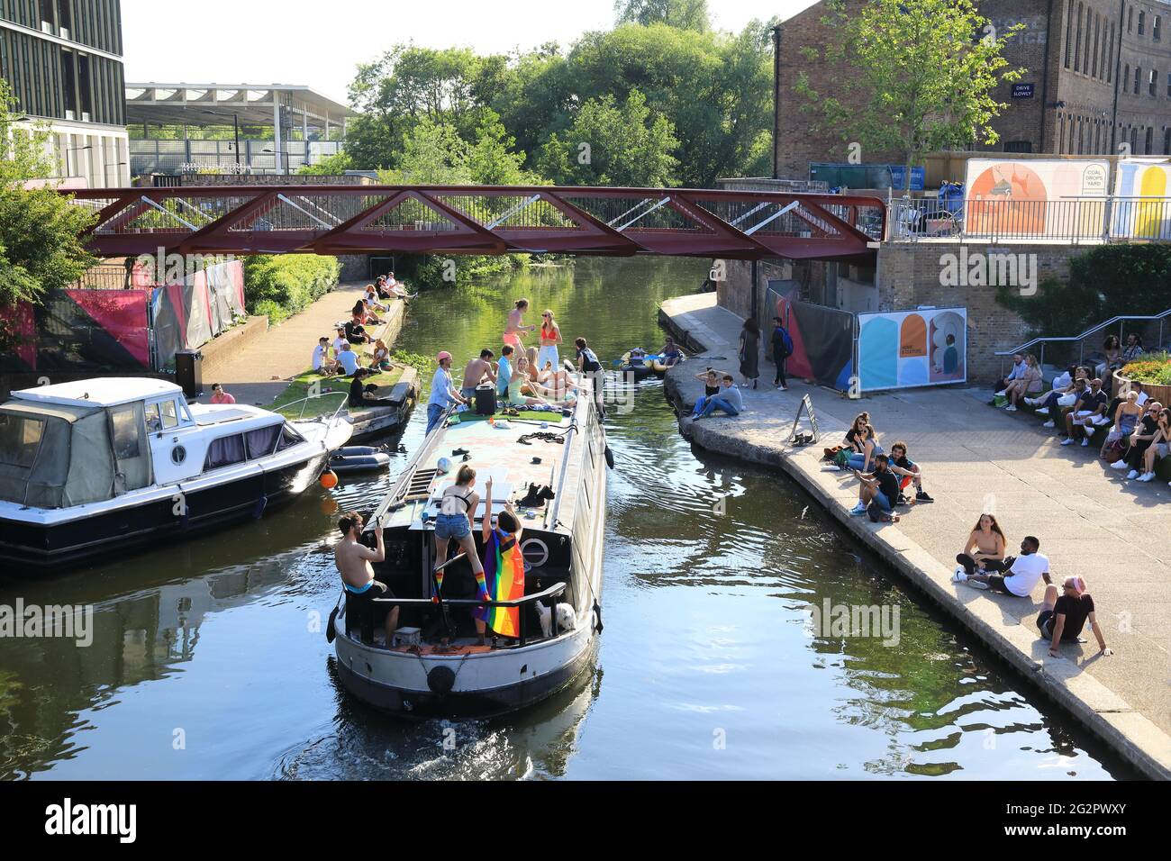 London, Großbritannien, 12. Juni 2021. Partygänger, die den Pride Month feiern, fahren mit dem Boot den Regents Canal entlang, vorbei am Granary Square am Kings Cross. Monica Wells/Alamy Live News Stockfoto