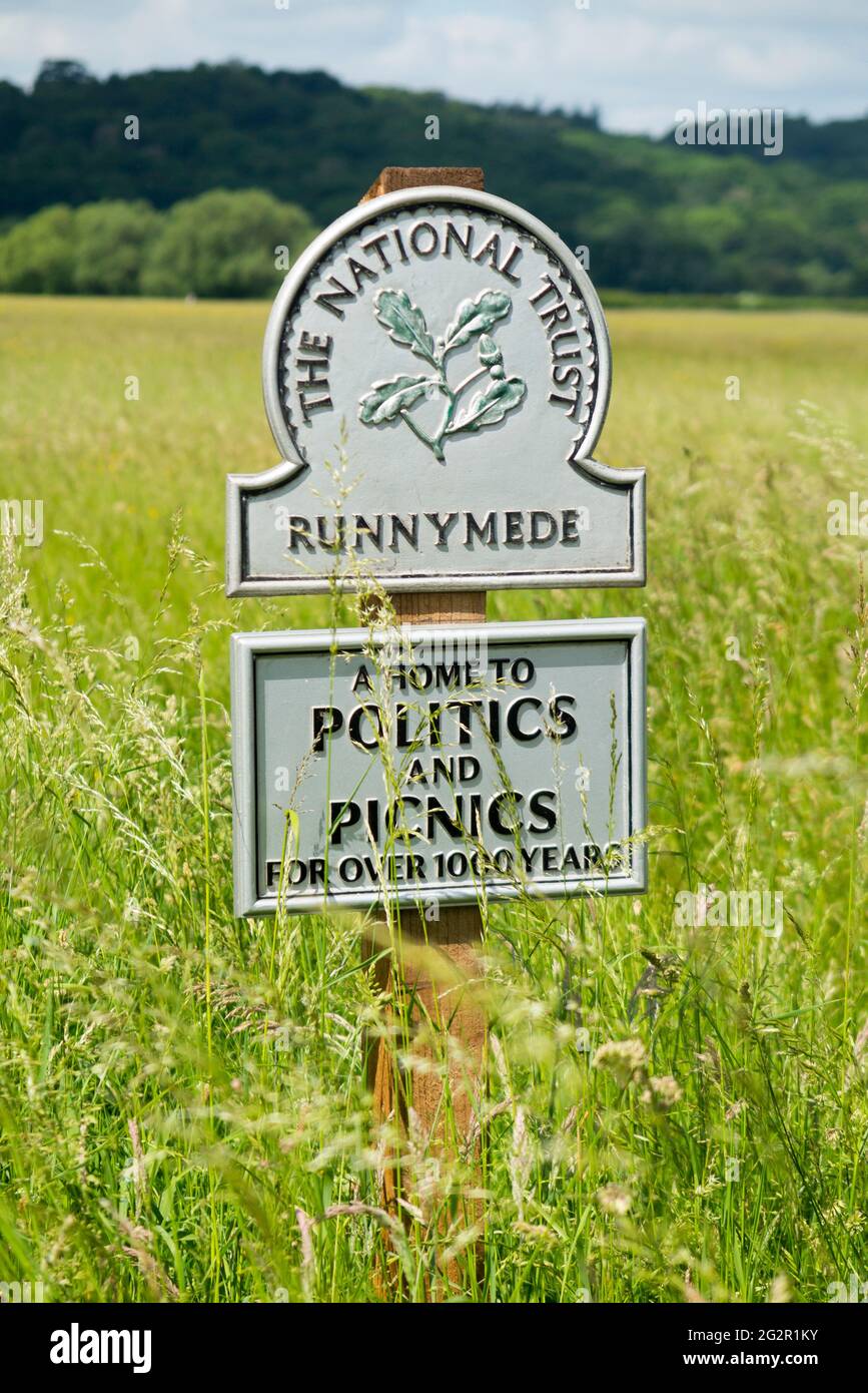 National Trust Zeichen / Wegweiser / Post; Runnymede, Surrey. VEREINIGTES KÖNIGREICH. Runnymede war der Ort der Unterzeichnung von Magna Carta im Jahr 1215. (123) Stockfoto
