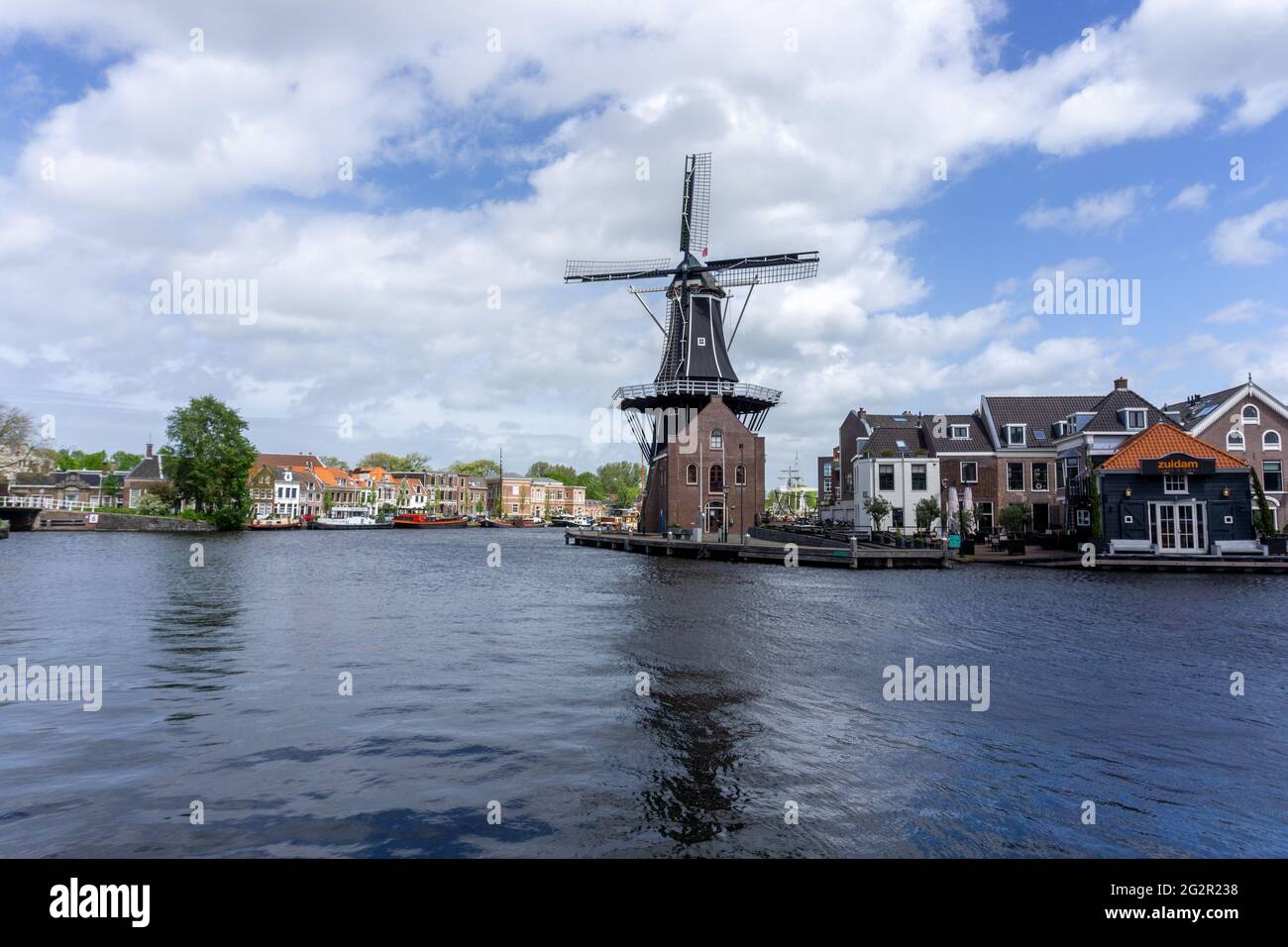 Haarlem, Niederlande - 21. Mai 2021: Blick auf die Windmühle Dee Adrian und den Fluss Binnen Spaarne in Haarlem Stockfoto