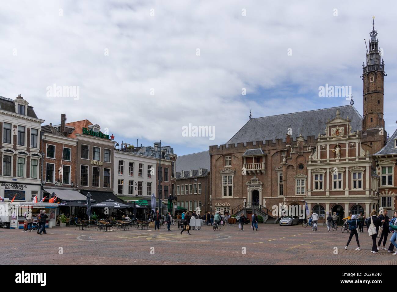 Haarlem, Niederlande - 21. Mai 2021: Blick auf den belebten Grote Markt im historischen Stadtzentrum von Haarlem Stockfoto