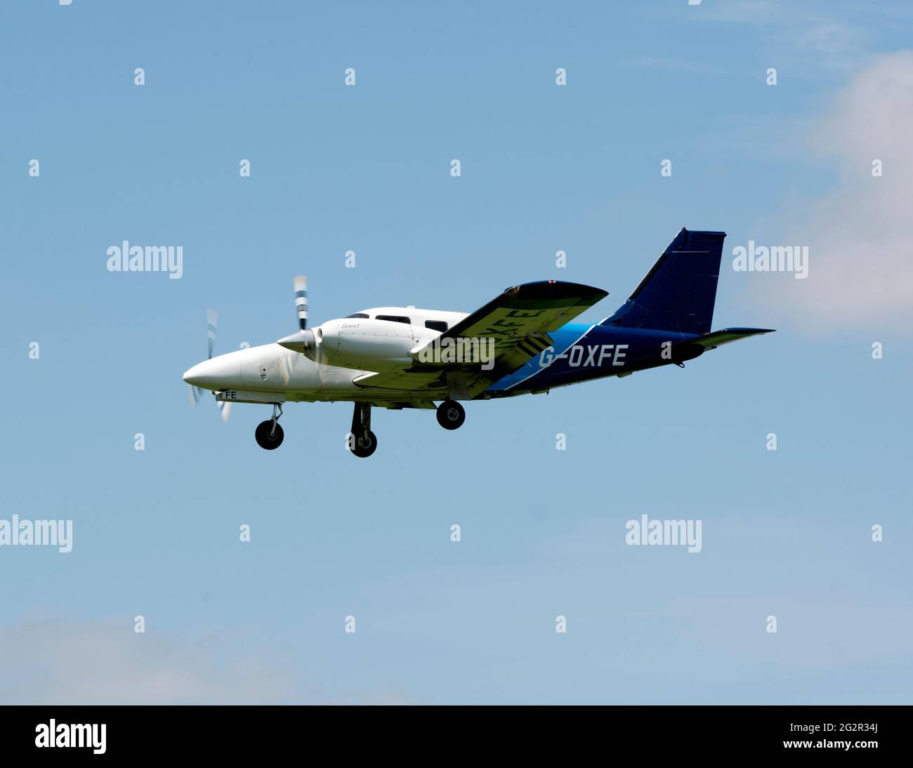 Piper PA-34-220T Seneca V nähert sich dem Flugplatz Kidlington, Oxfordshire, Großbritannien (G-OXFE) Stockfoto