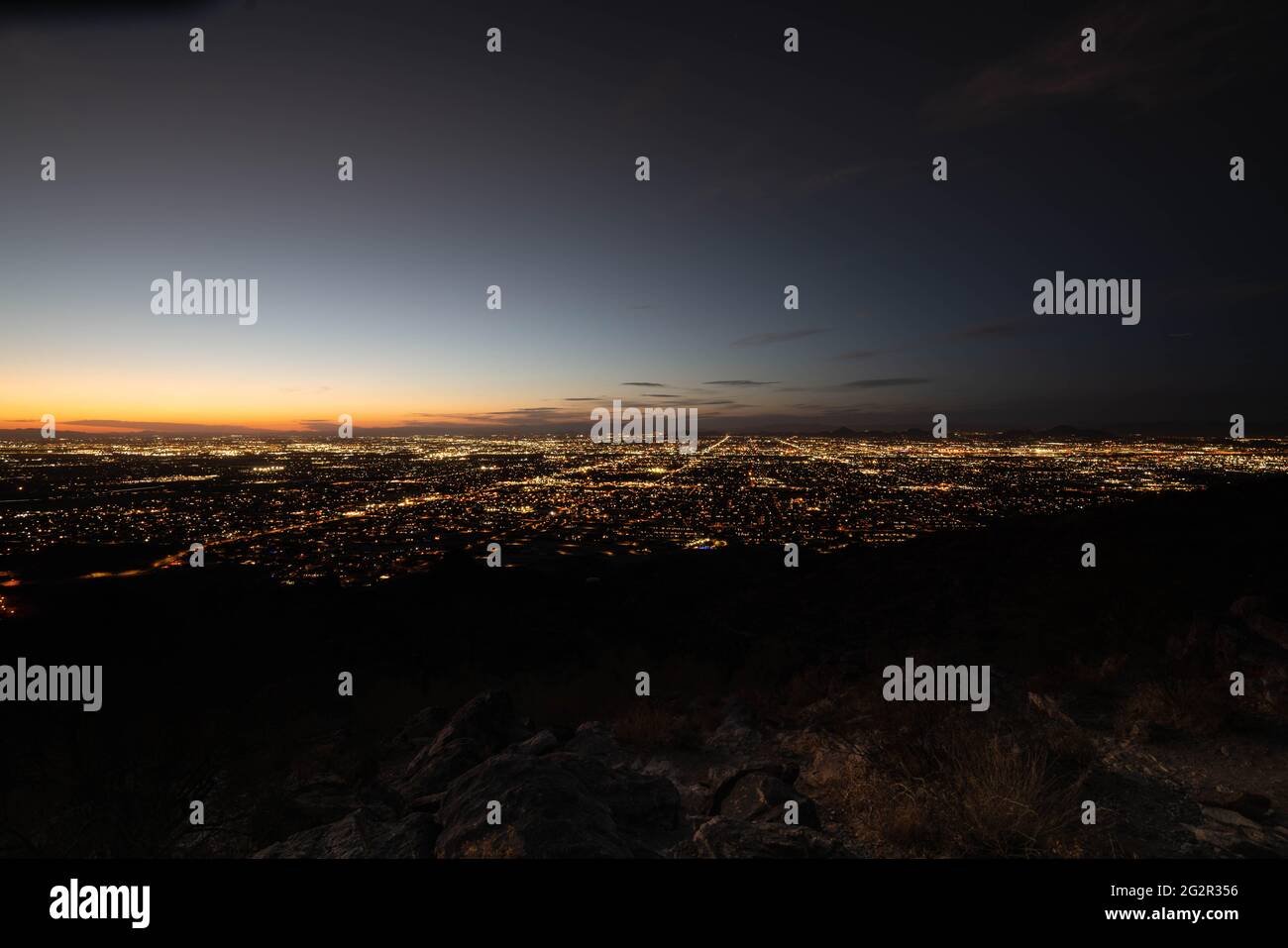 Die Lichter der Stadt Phoenix Arizona kurz nach Sonnenuntergang Stockfoto